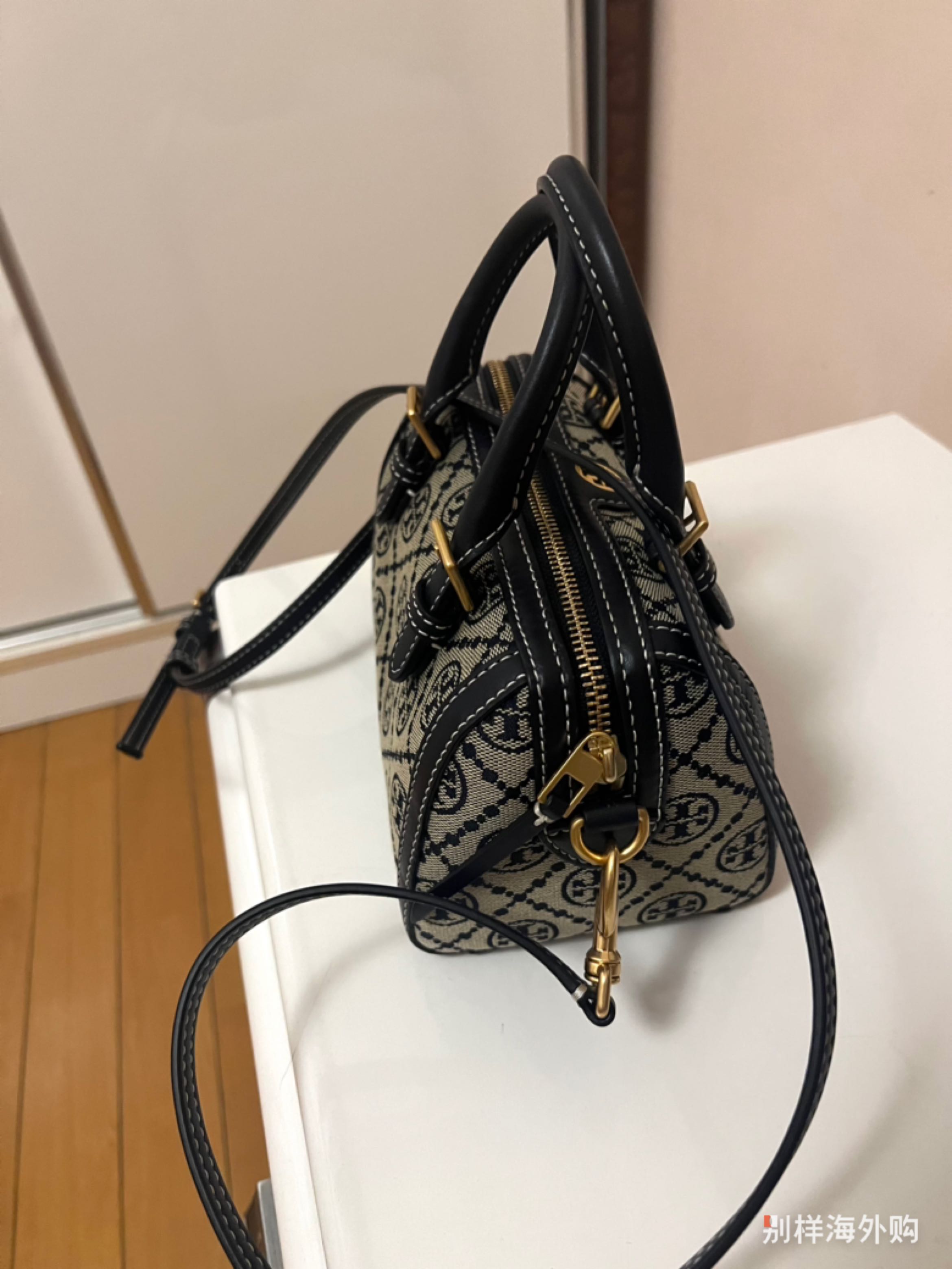 百搭 小巧可爱 装得东西还挺多 喜欢💕