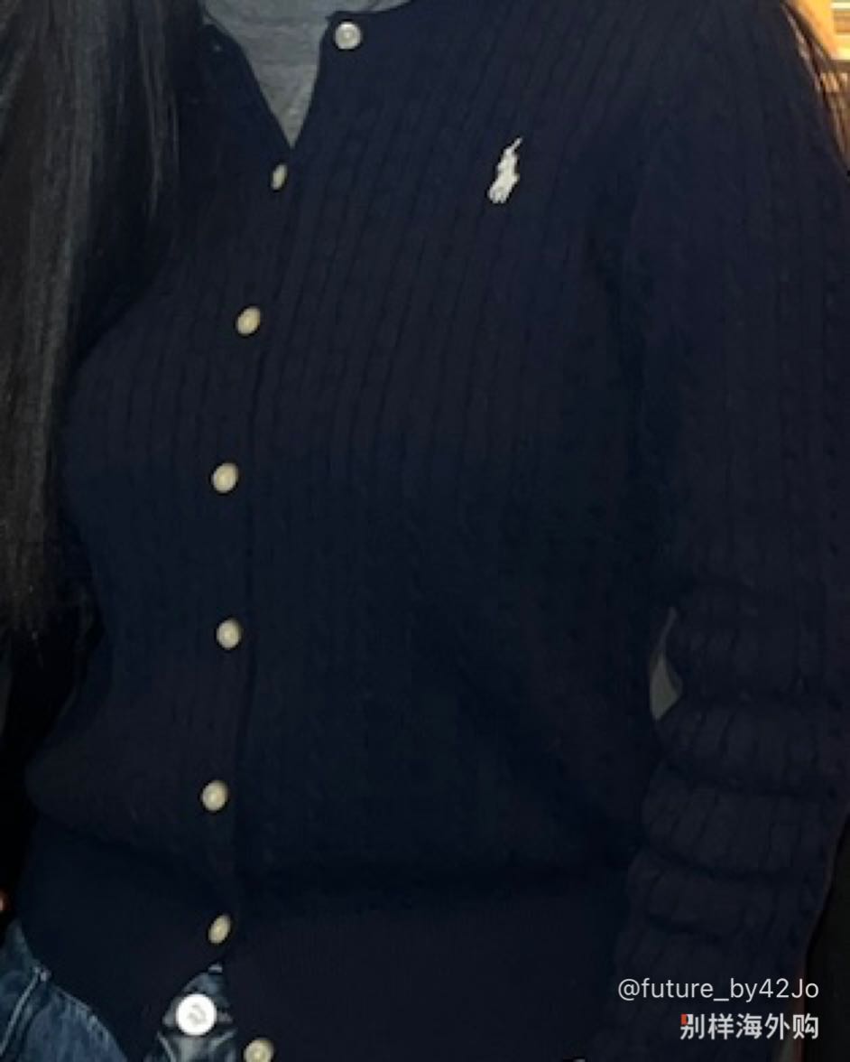 贴身穿刚好，穿稍厚一点的衣服容易紧，而且会显得衣服有点小