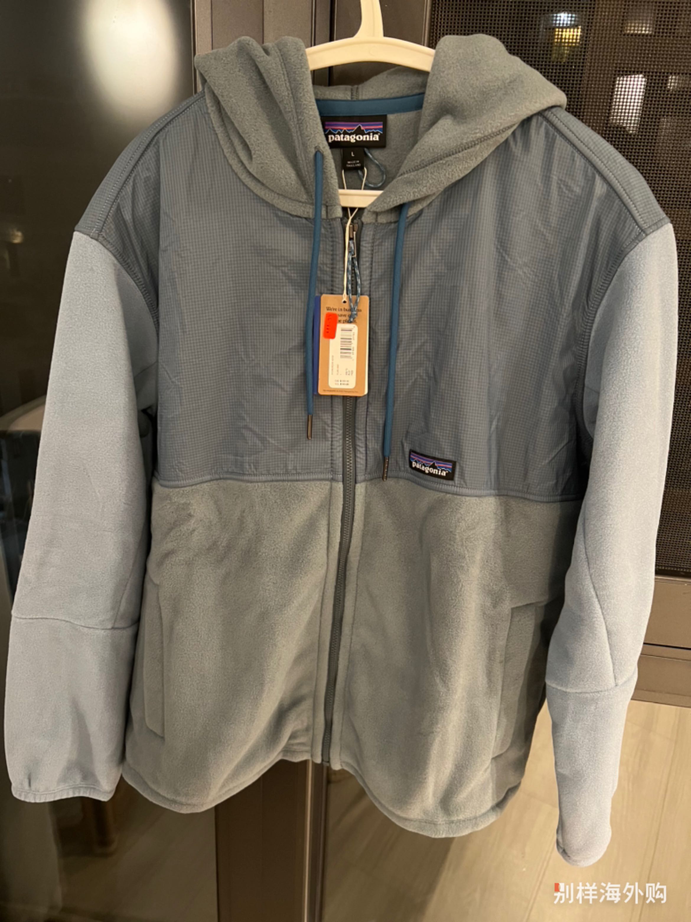 很轻，穿上挺舒服的。