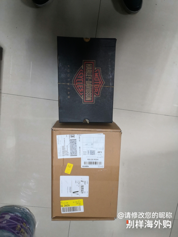 这个鞋子码子偏大一码，平时穿40码，我买其他家的都准，这个鞋子估计有41码，其他都还正常，跟国内的其他鞋子比起来也强不到哪里去，一般一般。包装比较严实，两层纸箱保护。