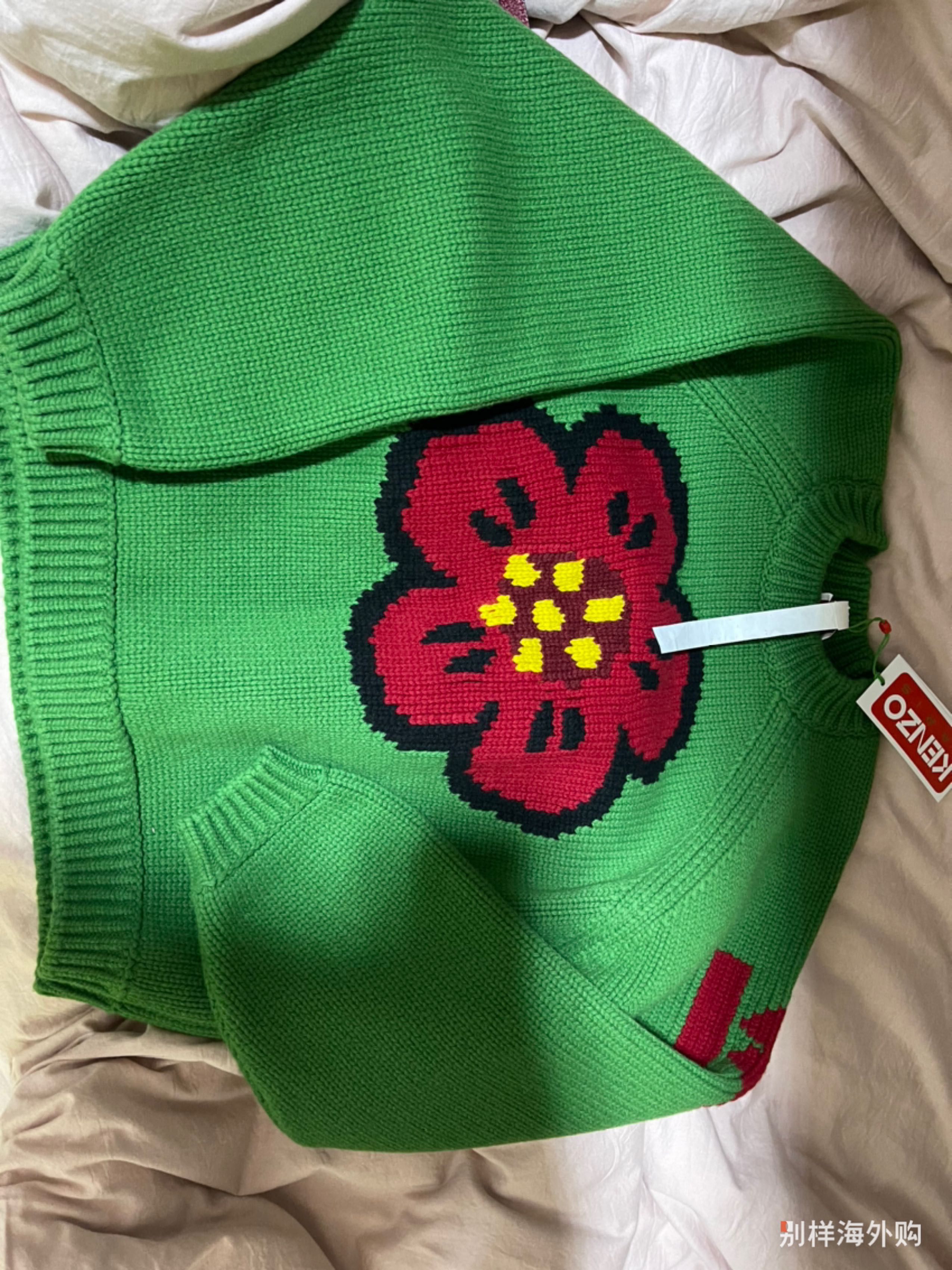 心心念的海棠花毛衣终于到了 很厚实 重要是价格比专柜便宜好多 太划算了