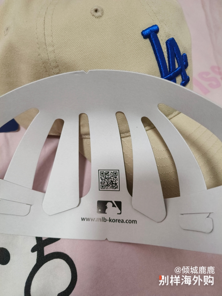 非常好看，帽子内径深度可以，特别合适，佩戴头型很好，对比过实体店，一模一样，特别可以参考我的配图，帽子里面支撑一看就是真的。值得购买。性价比高