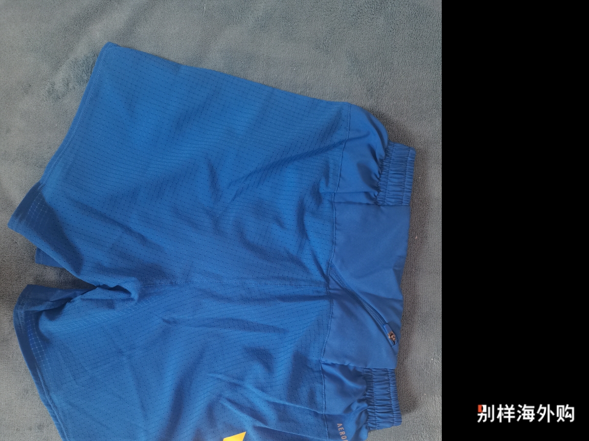 尺码合适，质料轻薄，aeroready面料加持，体感舒适。后腰位置有拉链口袋，内衬防水布。裤管侧面带有反光条。性价比不错。