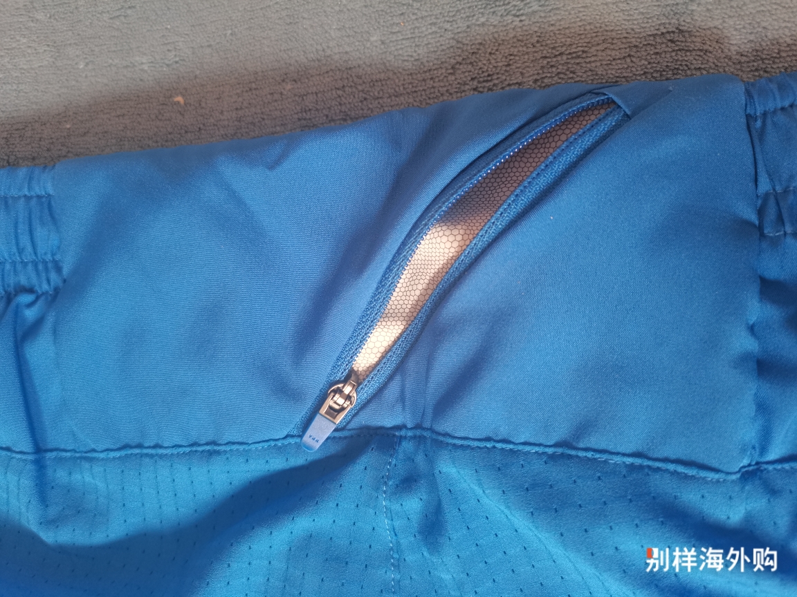 尺码合适，质料轻薄，aeroready面料加持，体感舒适。后腰位置有拉链口袋，内衬防水布。裤管侧面带有反光条。性价比不错。