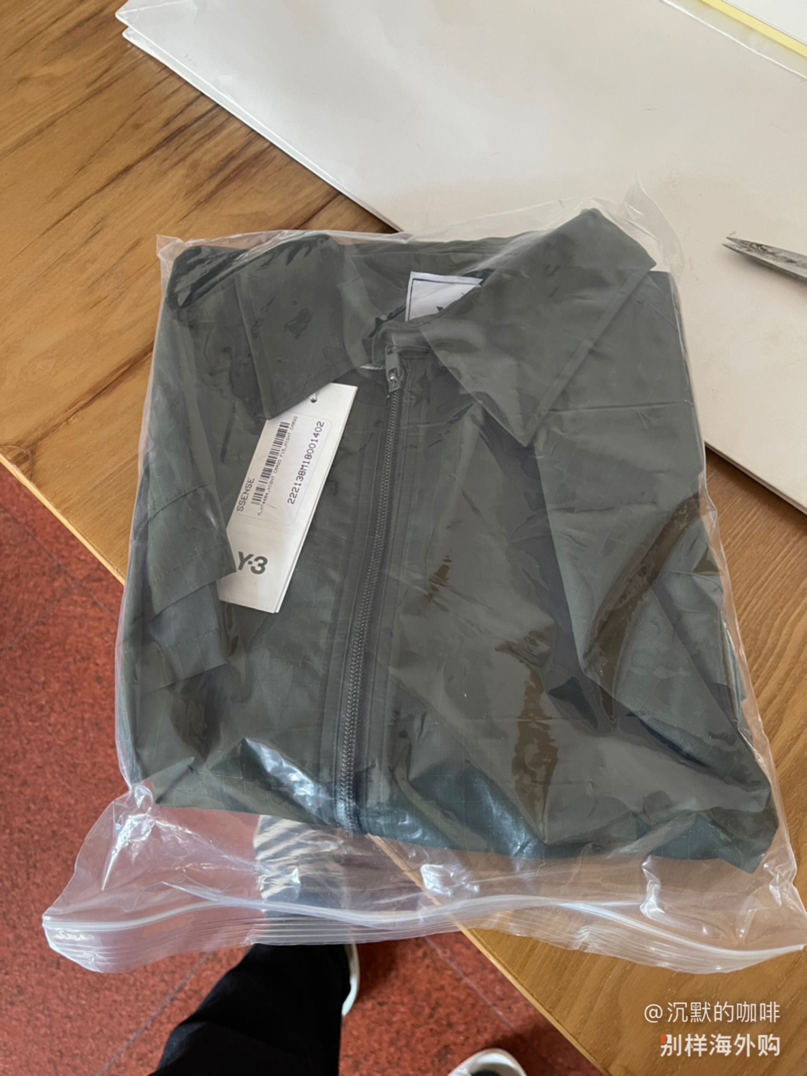 质量很好 y3的东西原材料控制的很好 1 这个衣服照平常的外套 个人认为偏小一些 是算修身的款式 2 衣服是上面窄 下面款 3 本人身高165厘米体重149斤左右 穿s的显肚子大 m码的肩膀合适 下面宽松 和平常y3外套一样 略宽松舒服 4