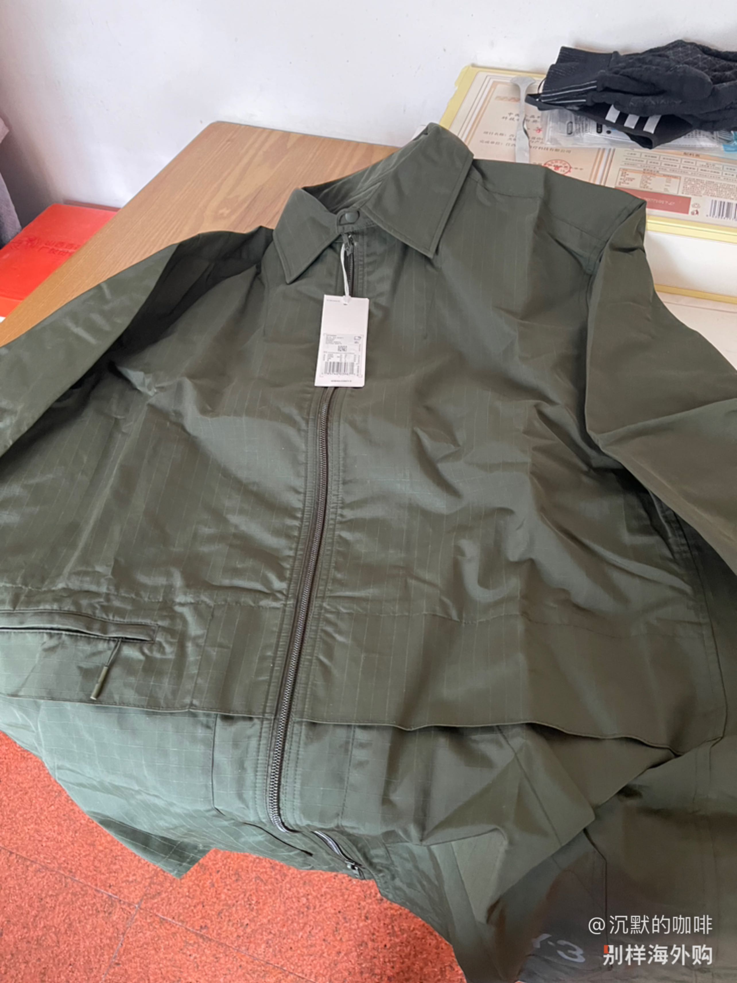 质量很好 y3的东西原材料控制的很好 1 这个衣服照平常的外套 个人认为偏小一些 是算修身的款式 2 衣服是上面窄 下面款 3 本人身高165厘米体重149斤左右 穿s的显肚子大 m码的肩膀合适 下面宽松 和平常y3外套一样 略宽松舒服 4