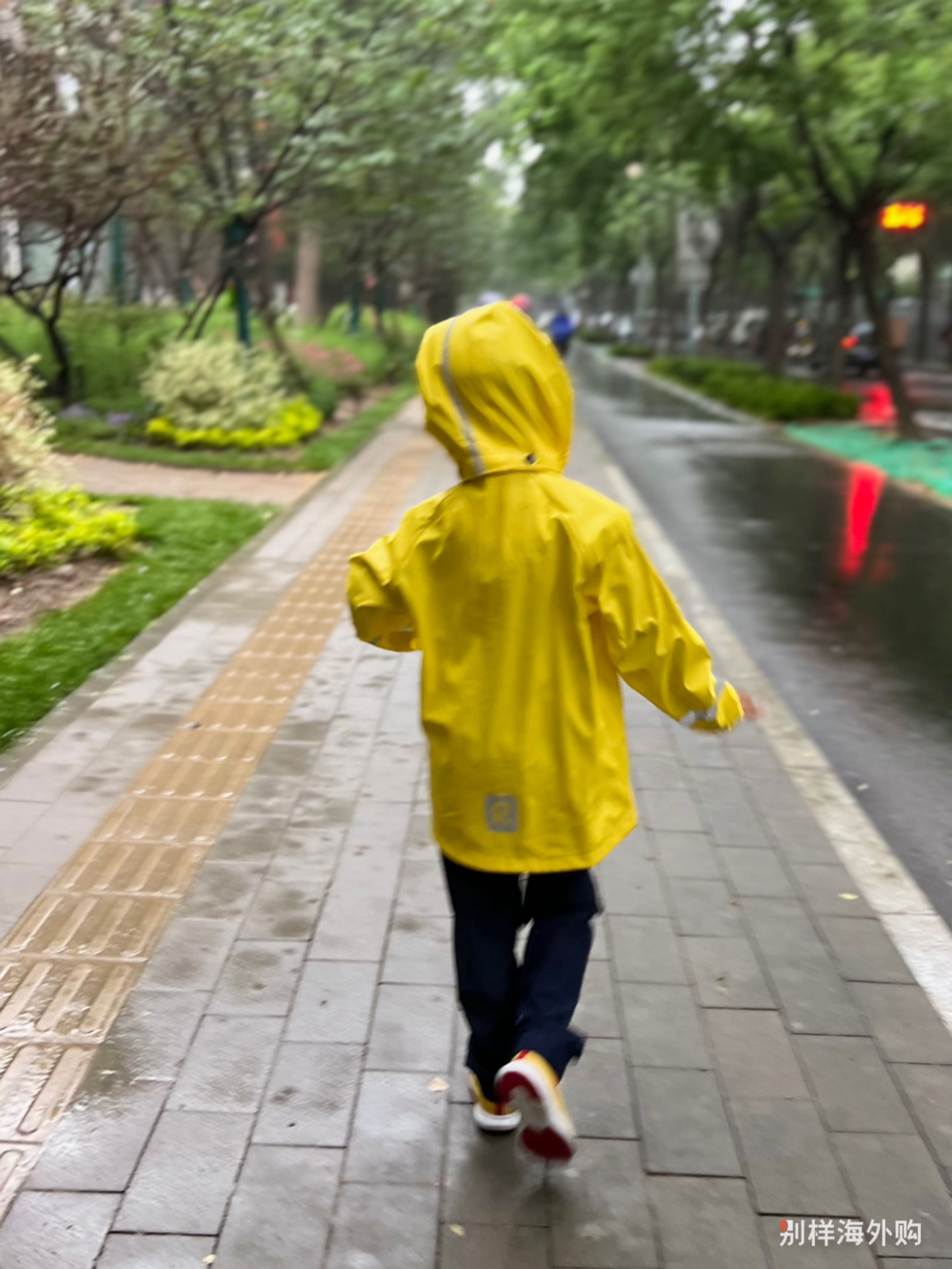 孩子很喜欢，这个雨衣很轻便，也不闷，要是能有长款就好了