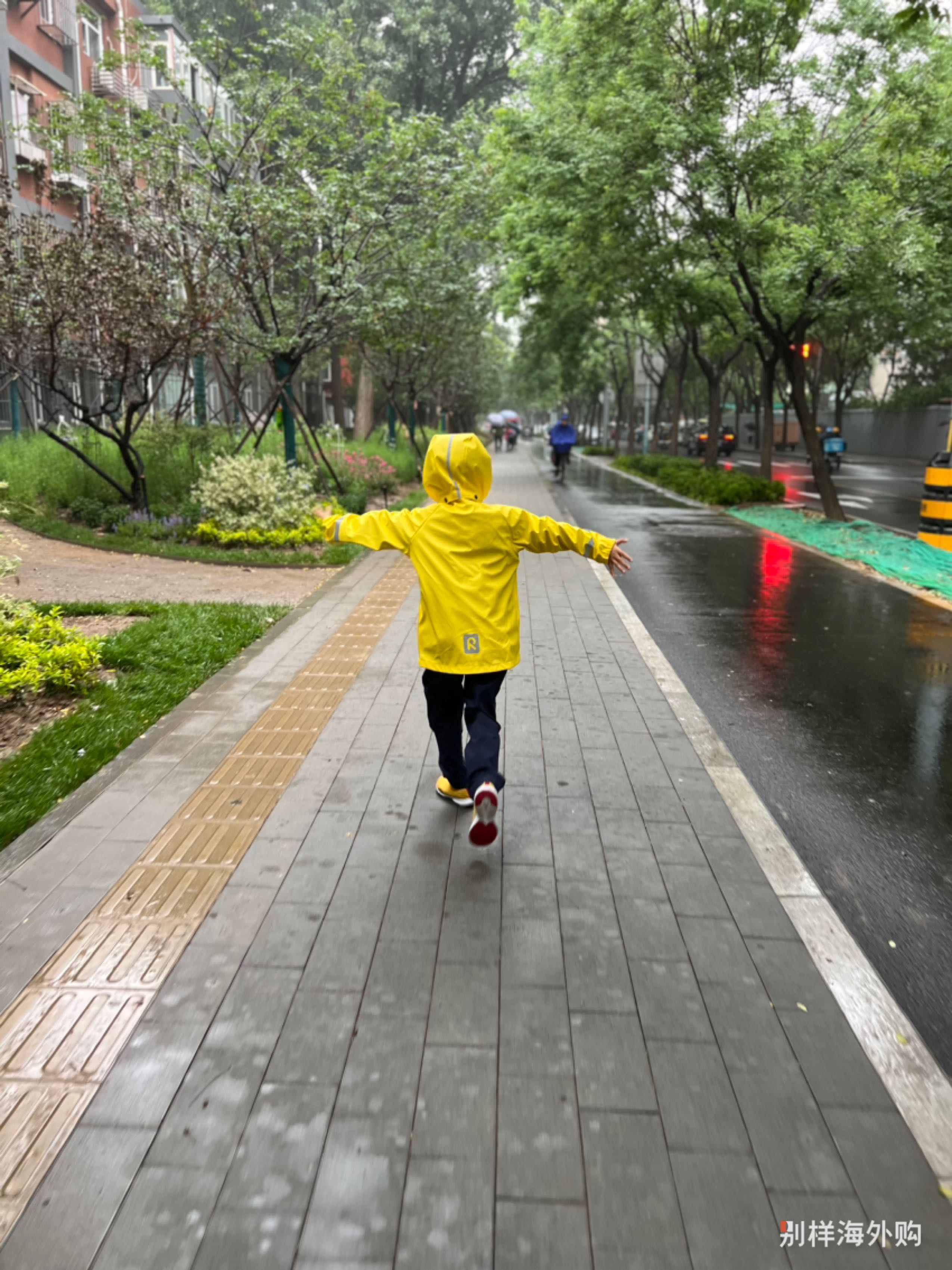 孩子很喜欢，这个雨衣很轻便，也不闷，要是能有长款就好了