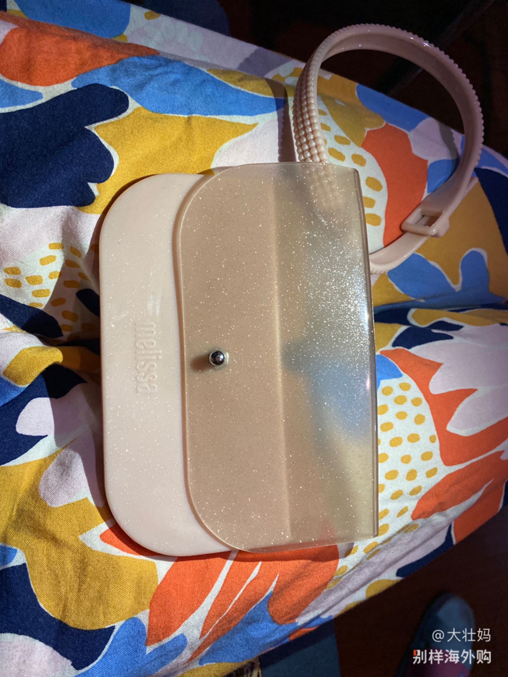 好好看啊，不灵不灵的，还送了小赠品，然而我并不知道这个赠品可以做什么，鞋子好看就行了，还刚好赶上最后穿凉鞋的时候
