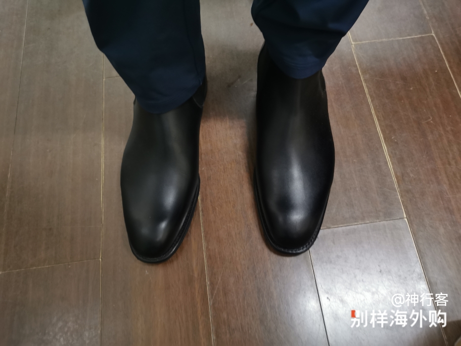 这款切尔西版型对亚洲脚形比较友好，脚面高度够，宽度也不会太窄。皮底。鞋面的皮质没看出有特别好。