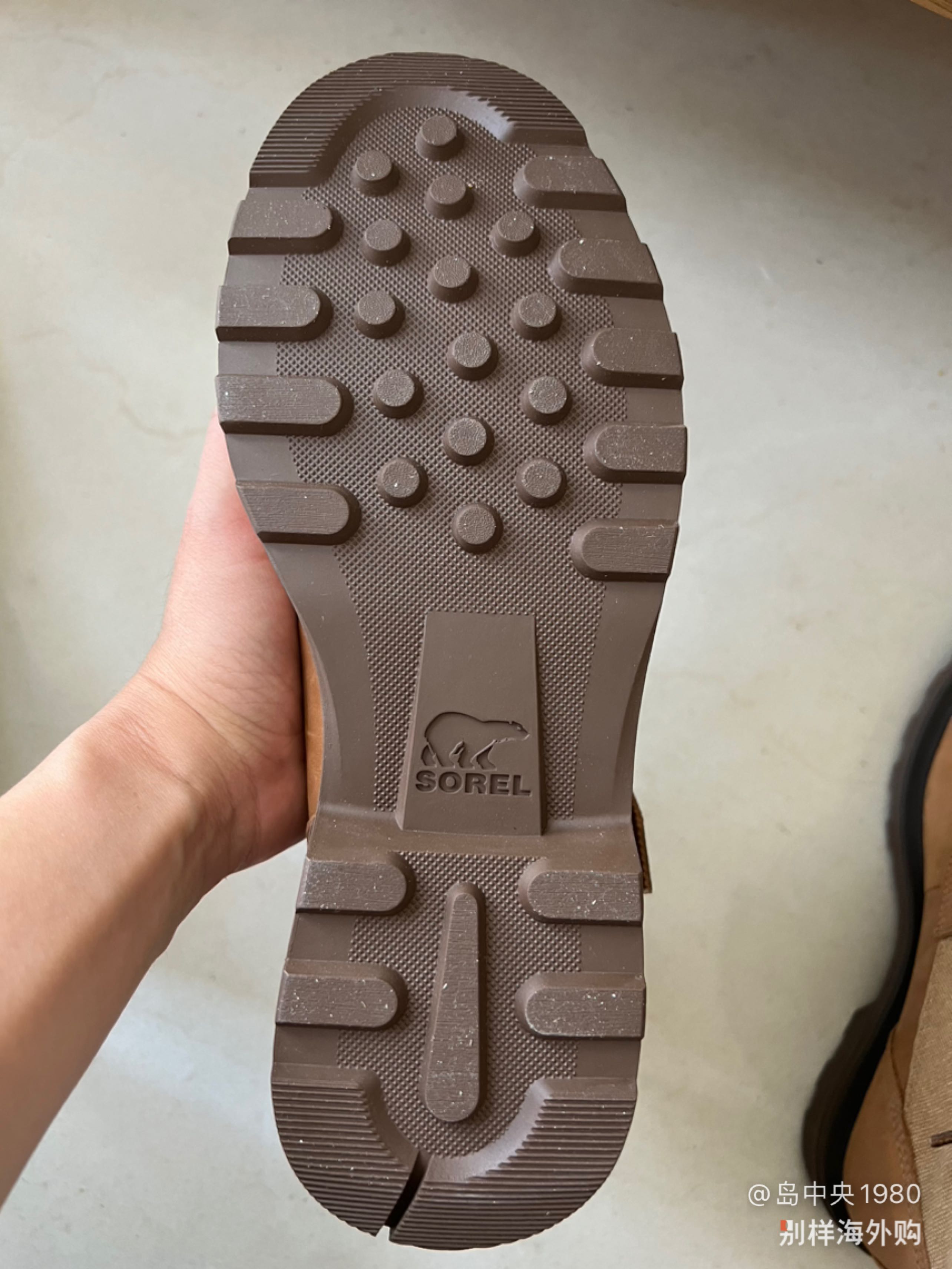 靴子不错，我穿ecco的41比较合适，这款选了40.5的，略有点紧，不过确实很跟脚。喜欢宽松的可以选大半个号。做工很好，皮面防水的，值得购买！