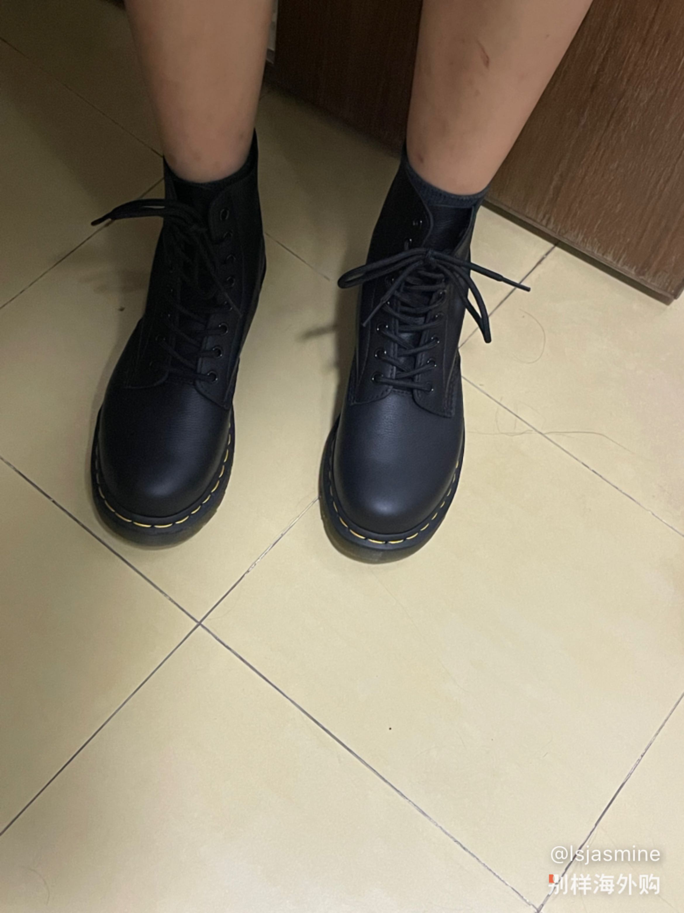 脚长255、大众脚型，穿马丁41刚好！若宽脚或高脚背的，就压脚了。