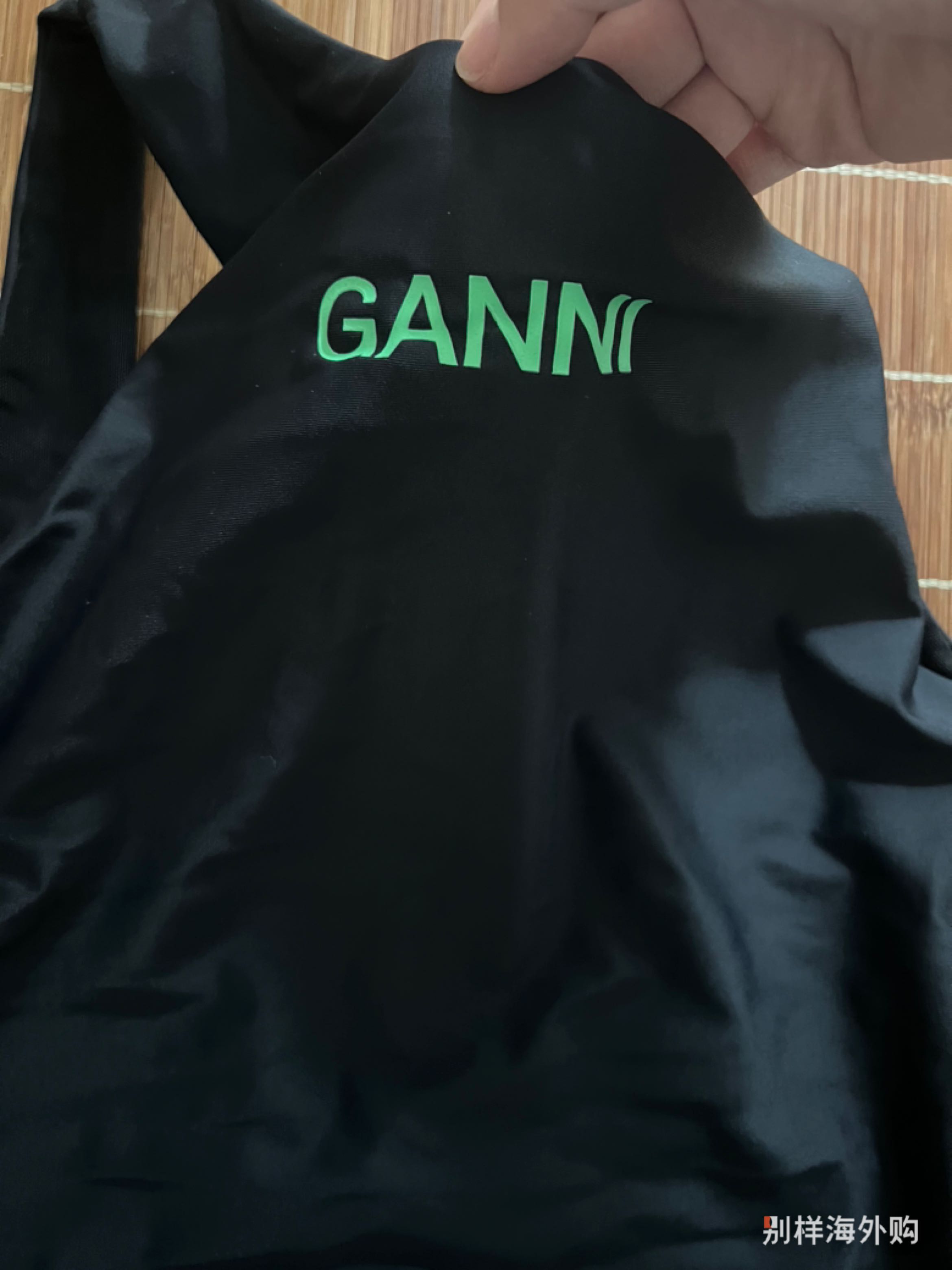 有一点长，要拿去改了穿，买来当内搭穿的，喜欢绿色字母logo。
