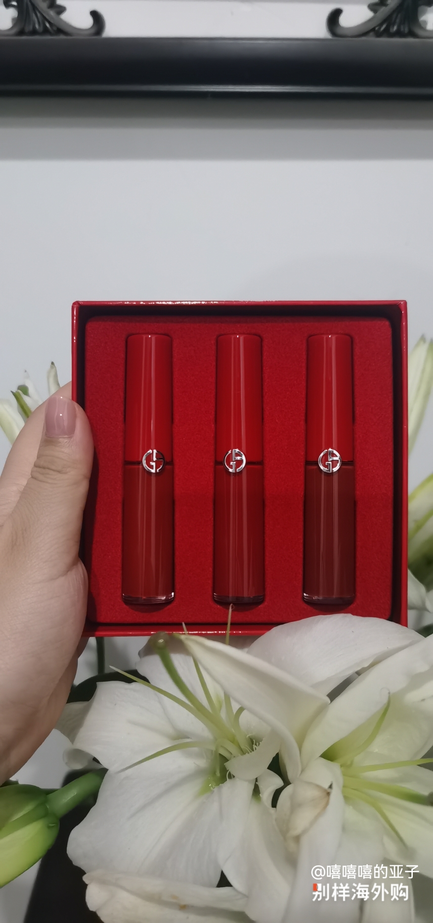 这次居然配了一个袋子，看起来比想象中小一些，不过口红一般都用不完，中样正好小巧好用！