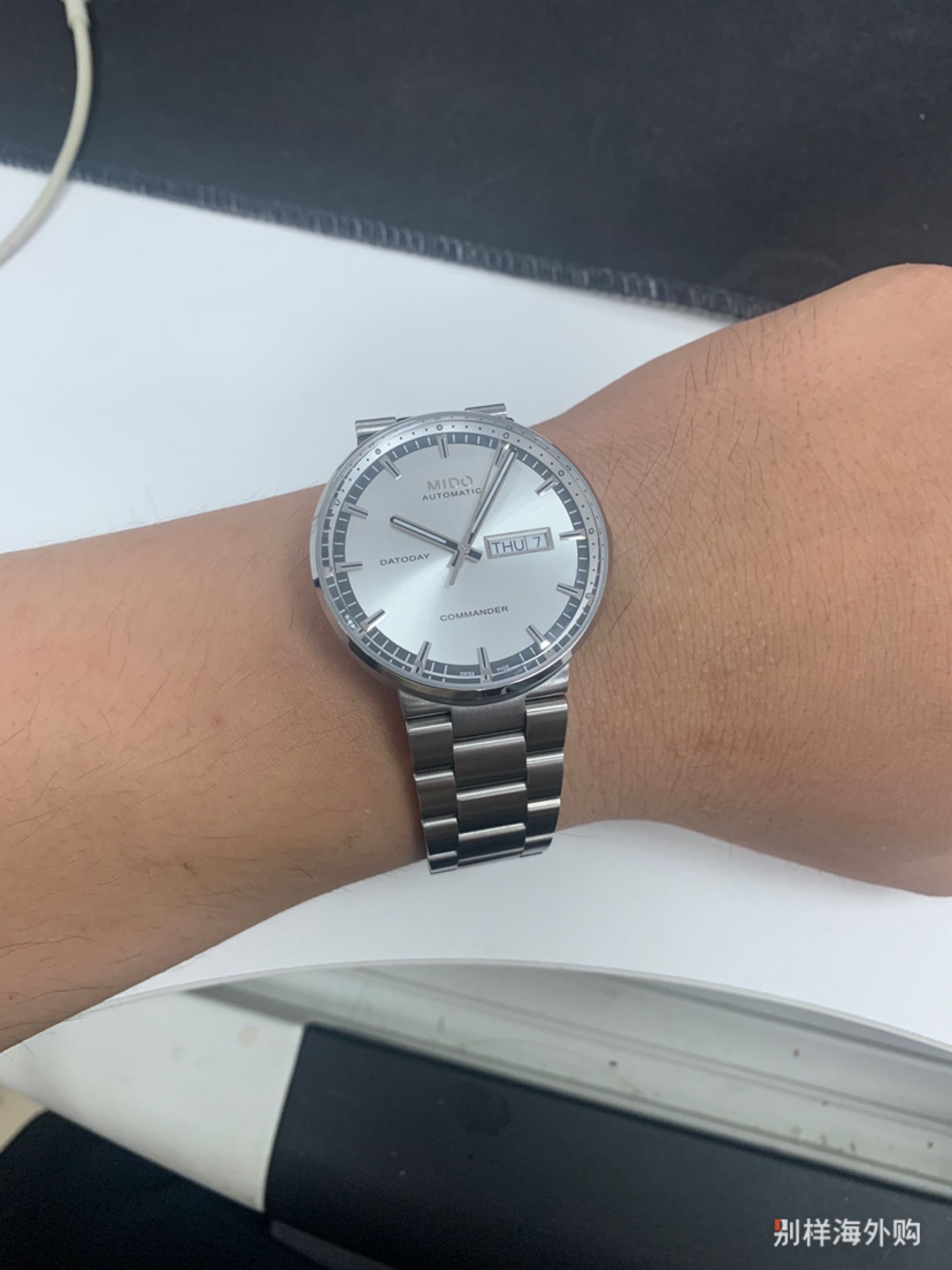 还是很不错的，之前戴的精工石英表，感觉还是美度的做工更好，特别是表盘，很亮。快递大概20天左右吧。没有保卡，联系了客服说是维修的话联系客服寄回美国两年质保。