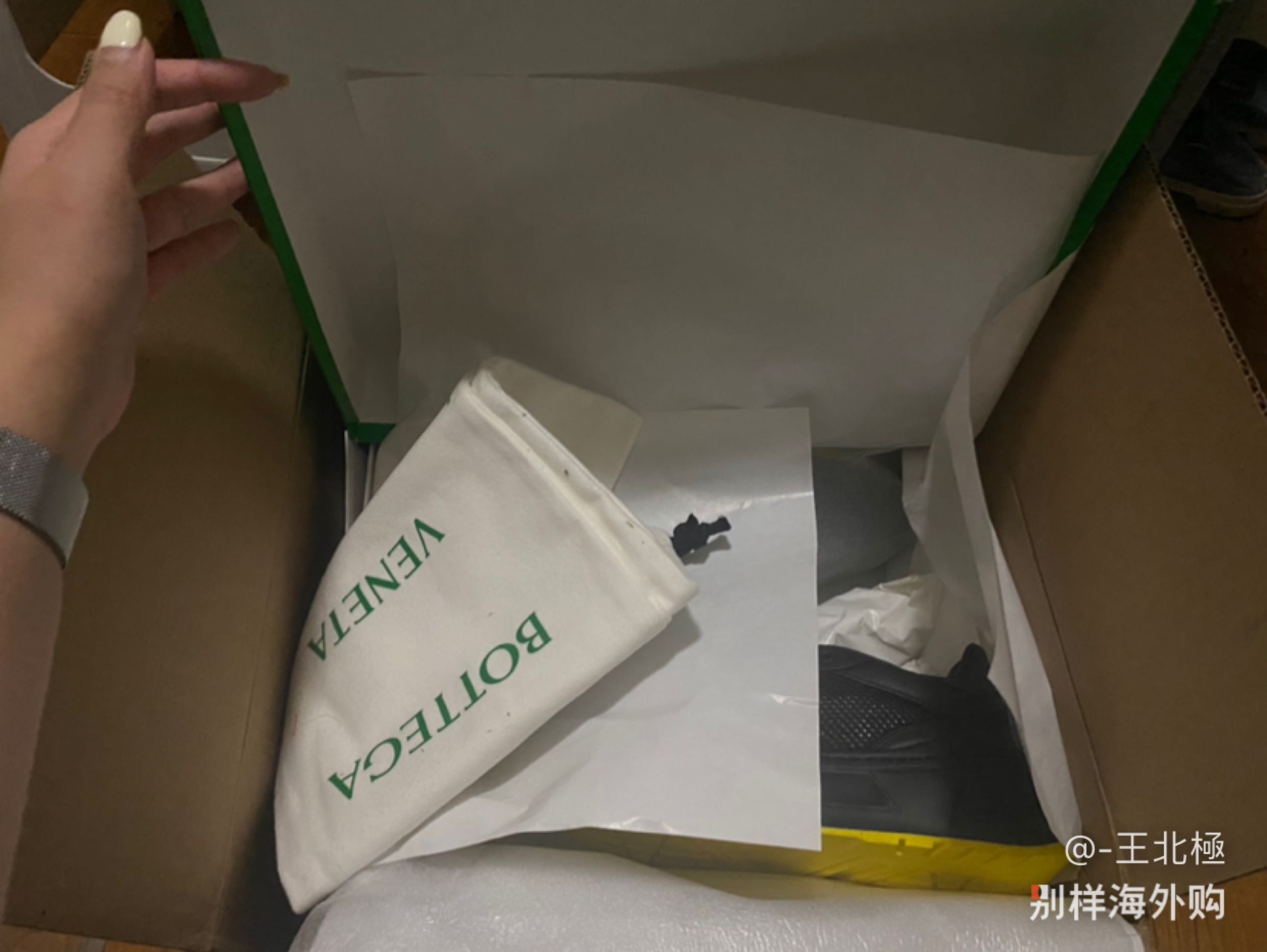太赞了，包装上也很到位！皮质很软，鞋子比较厚重，但是有透气网，适合那种天冷还容易出脚汗的家人们。估计得再放一个月才能穿。