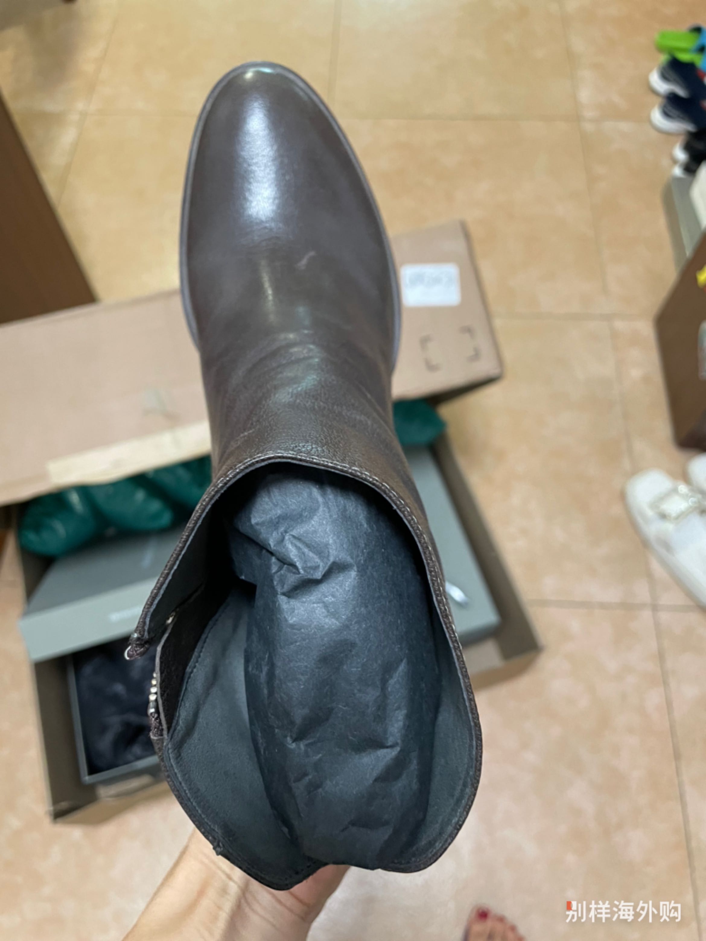 本以为会很沉，没想到皮质如此柔软有质感，上脚极度舒适透气，被这个牌子圈粉了