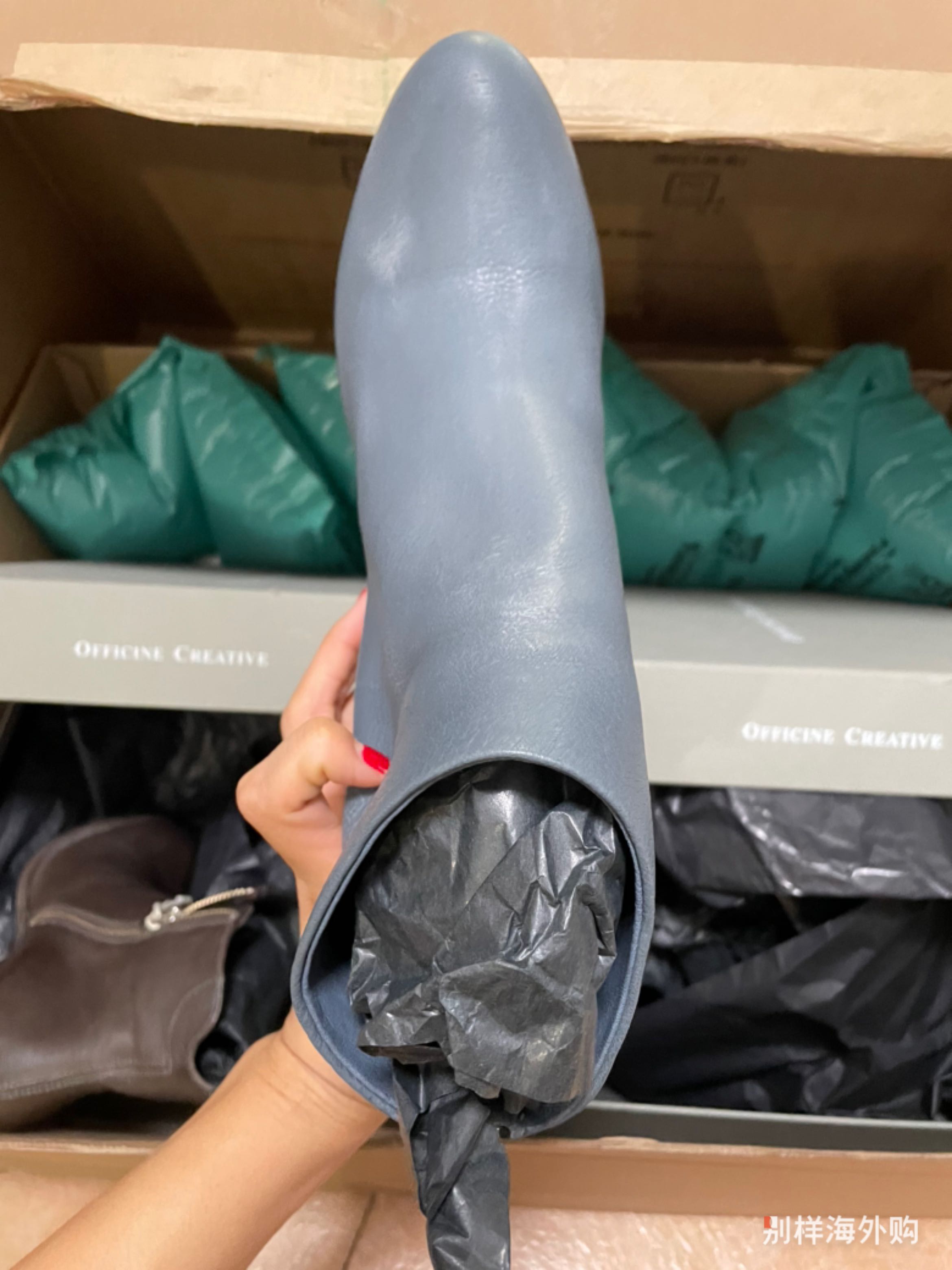 如履平地般的脚感，轻盈有有型，皮质有做旧质感，柔软不失挺括，做到这个地步不容易，显脚瘦