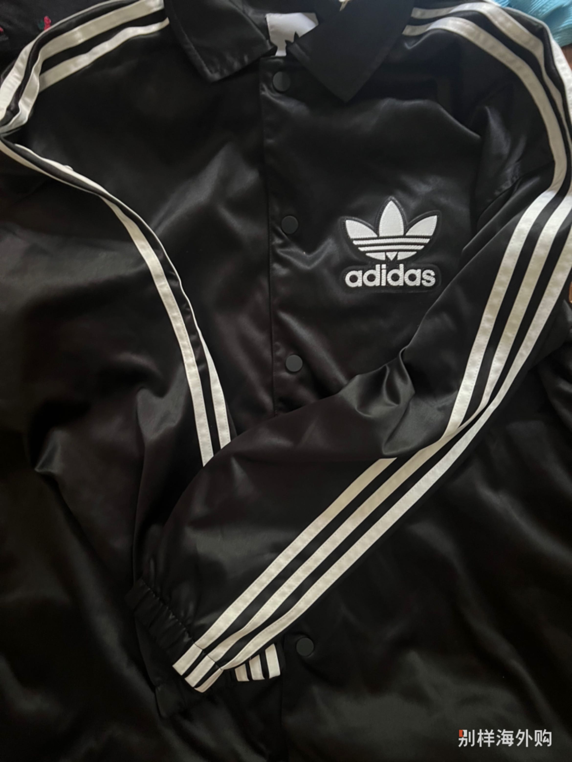 质量很好，款式也好看，就是我穿的话一丢丢大，面料滑滑的很舒服，百搭！