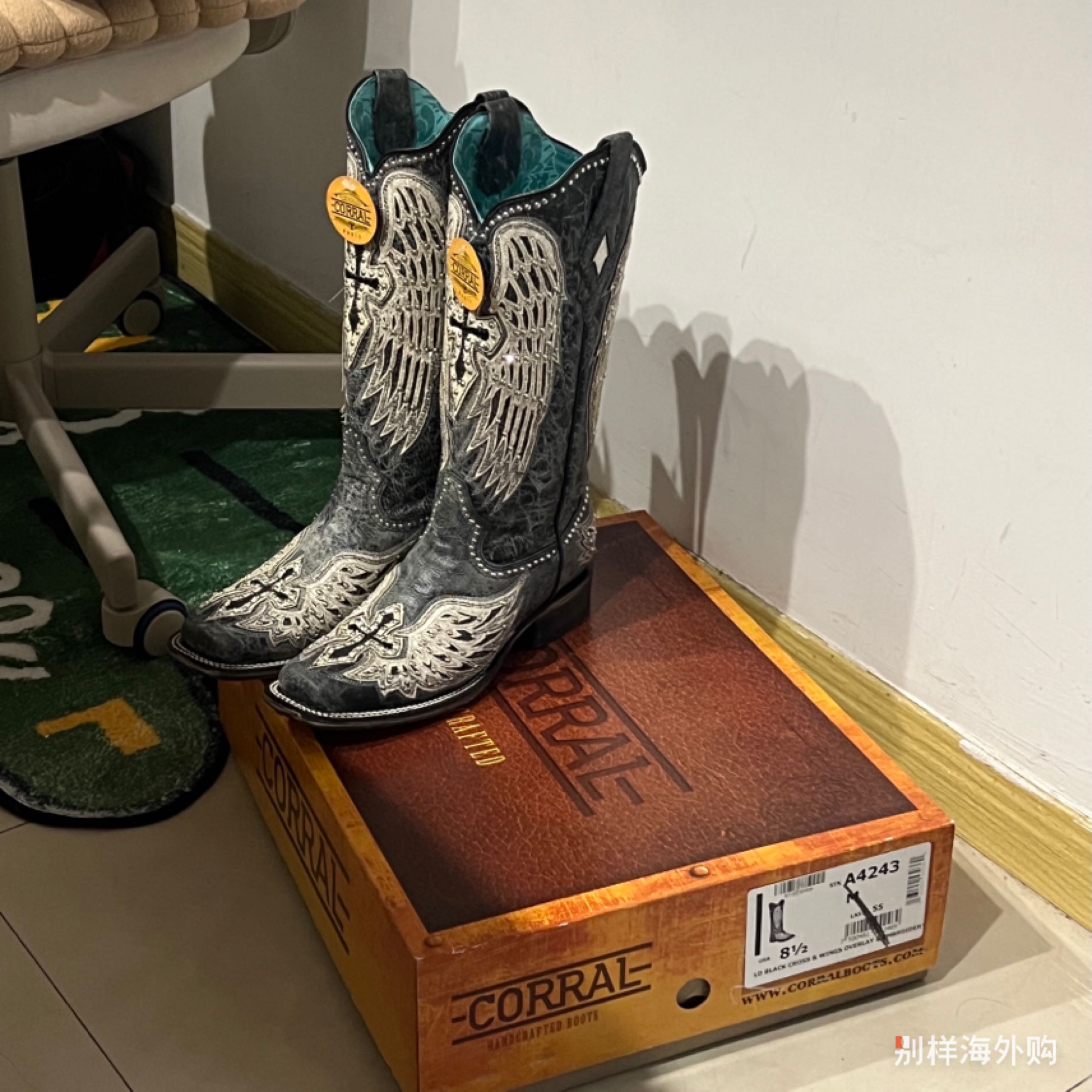 非常喜欢呢 好显高显腿细 完美 开始觉得有点硬 感觉是会随着时间越穿越软的需要磨合的过程 走路很久也不会很不舒服 我平时都是买国内39码 实际是38.5 这个就是完全刚刚好合适 好漂亮 好开心