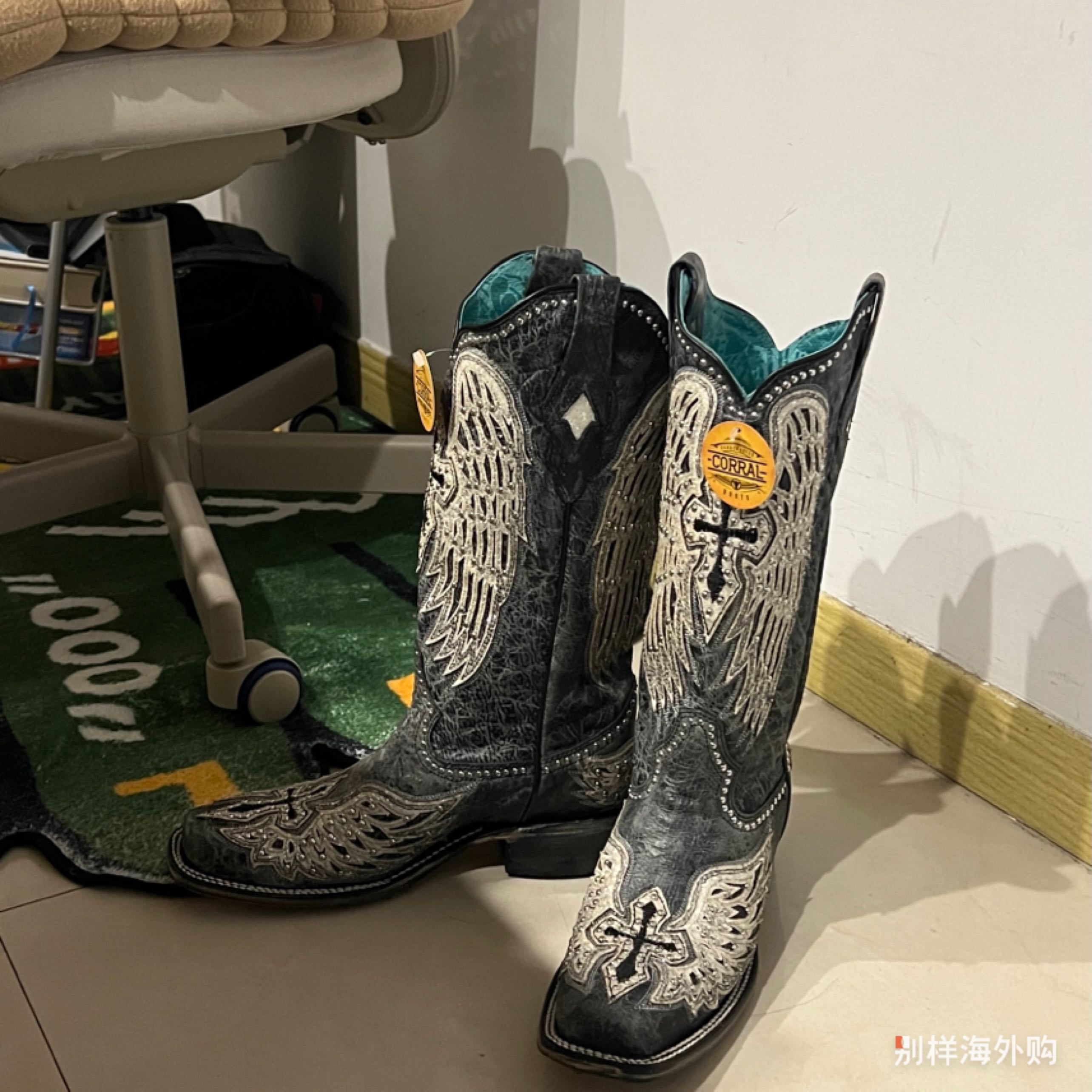 非常喜欢呢 好显高显腿细 完美 开始觉得有点硬 感觉是会随着时间越穿越软的需要磨合的过程 走路很久也不会很不舒服 我平时都是买国内39码 实际是38.5 这个就是完全刚刚好合适 好漂亮 好开心