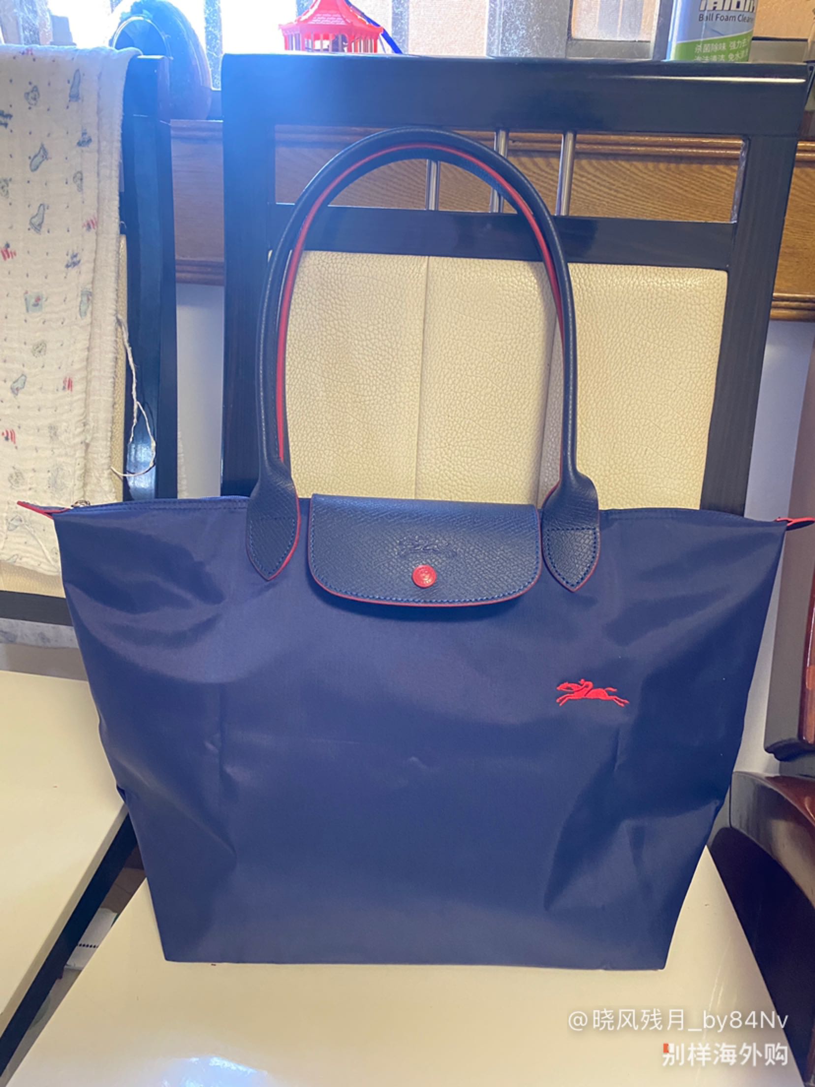 不错，能装，里面再塞个手提包放U盘钱包一类物品，其他的随便塞