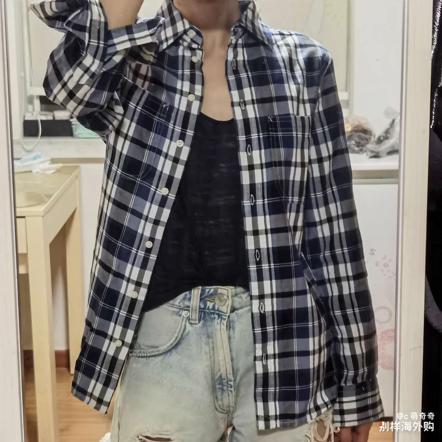 纯棉，还挺厚实，以为黑色，收到是蓝色格，单穿或当外套都可以，单穿宽松一点，长度正常的，捡漏价，挺合适
