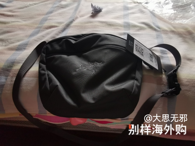 大小合适。平时夏天带点东西出去蛮好的。能装一瓶550-600毫升的矿泉水瓶。
