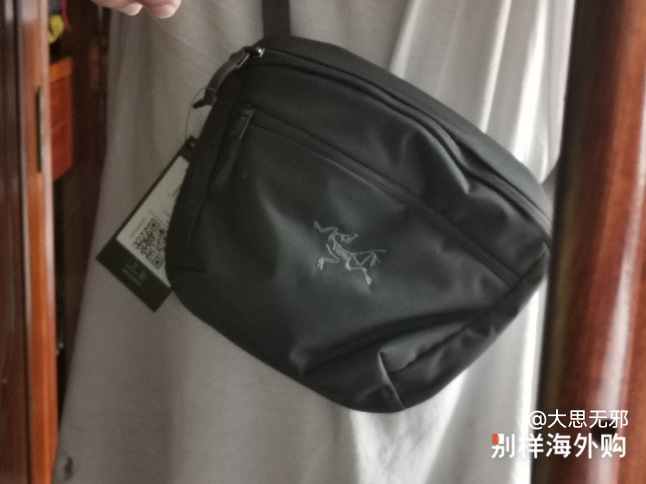 大小合适。平时夏天带点东西出去蛮好的。能装一瓶550-600毫升的矿泉水瓶。