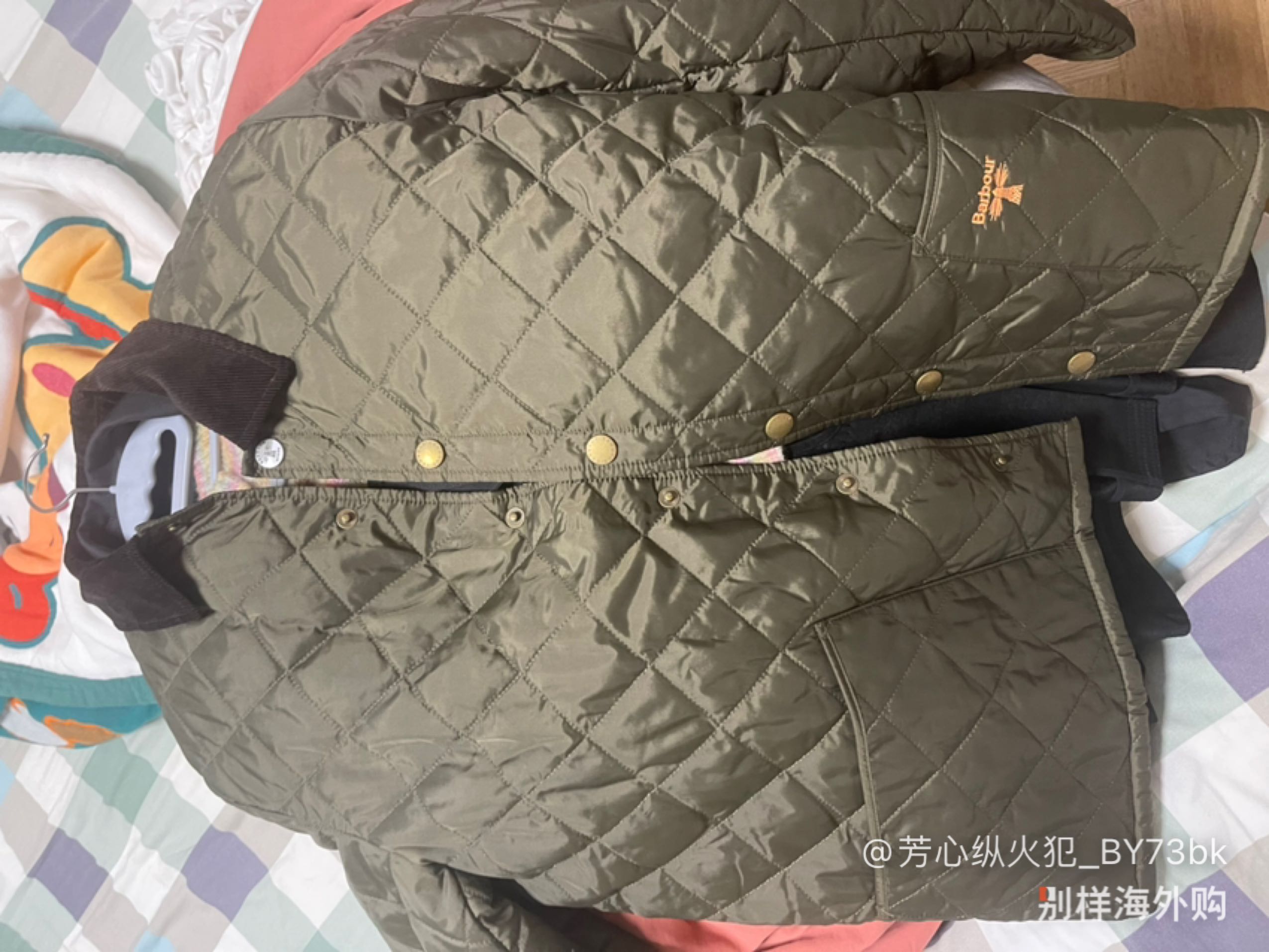 袖子长，偏大（穿了一件T恤试的），秋冬穿多一点应该还可以，总体还是偏大的，喜欢宽松的可以买大点的尺码，s应该比较适中一些。厚度还可以，十度左右都可以，或者里面穿个薄羽绒，再冷点也能穿