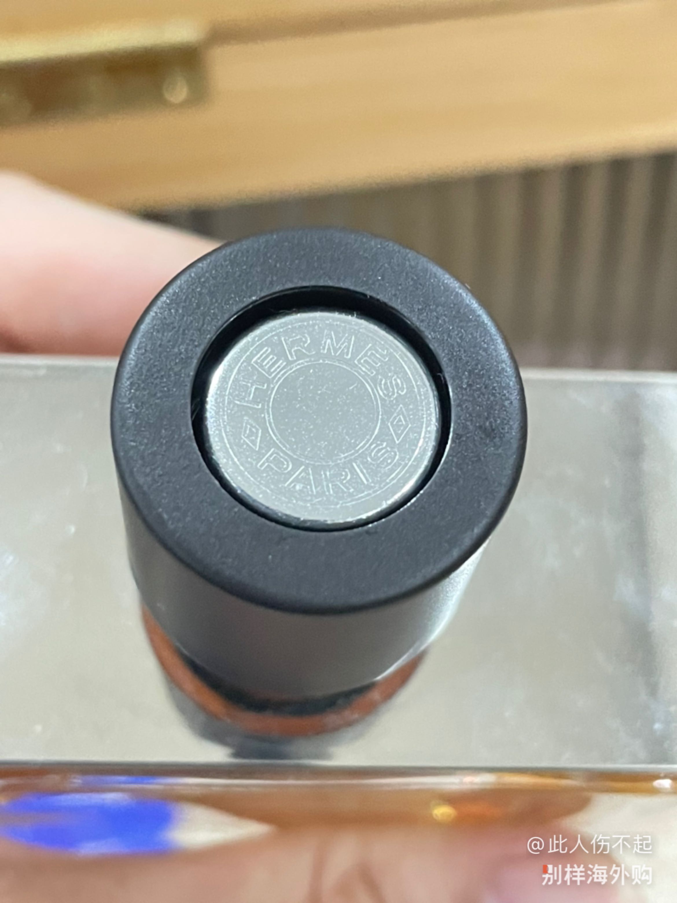 第一次买大地，是看oliver推荐入的parfum版，味道很丝滑，虽然是浓版的但不是很厚重，扩散也不是很强，秋冬穿上很暖稳重的一款男香，虽是香精版的留香不像其它木质香那么持久但也不是短，上皮基本8-10小时，如果是衣服上会更久一点。验了是正