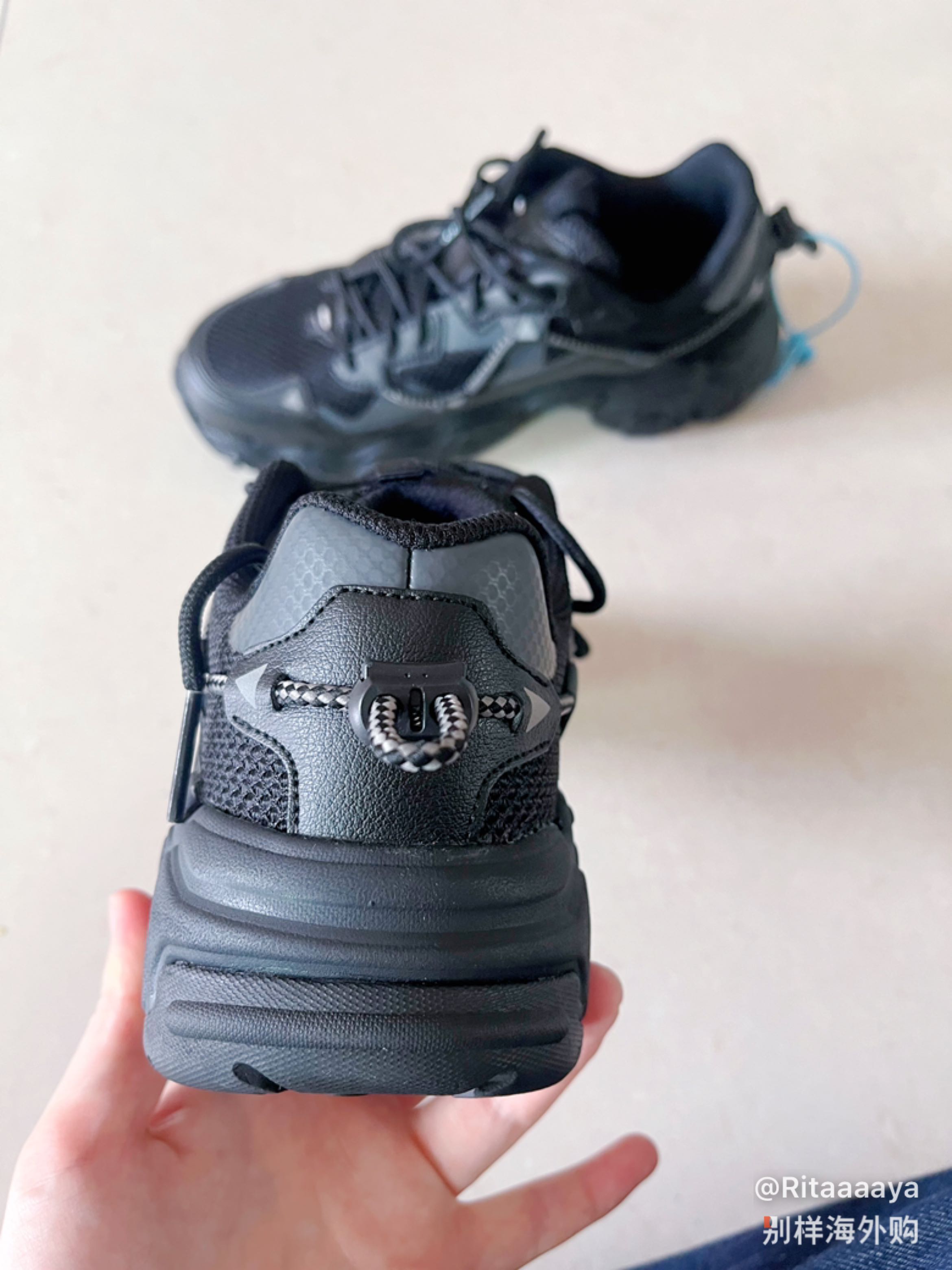 挺舒服的，包裹感不错。鞋子挺轻的。

