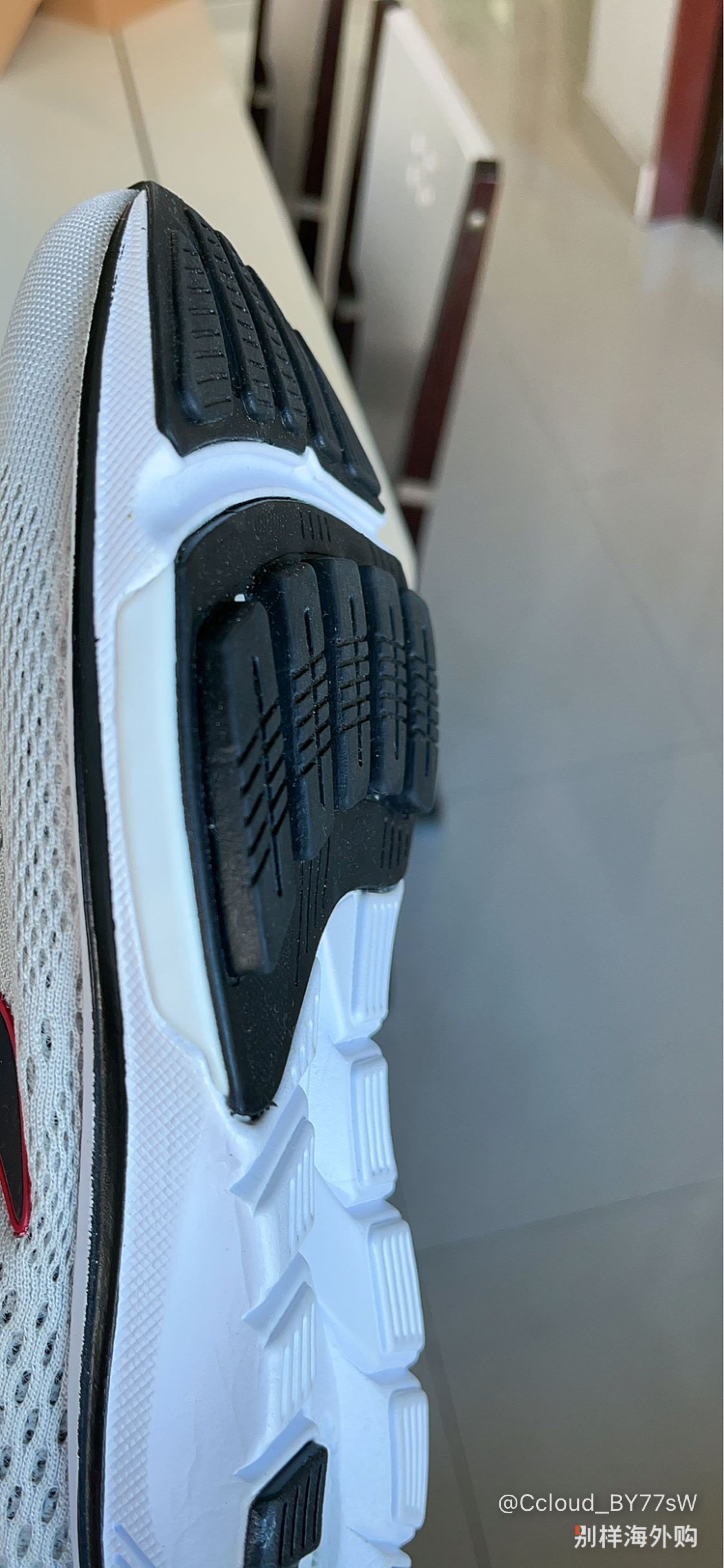 这鞋只能用来跑步，而且要有一定配速的前掌跑姿（个人体感，5分30秒以内的配速）。走路的话前掌会有很强烈的踩到硬物的不适感。正常足按常规Nike尺码买即可。