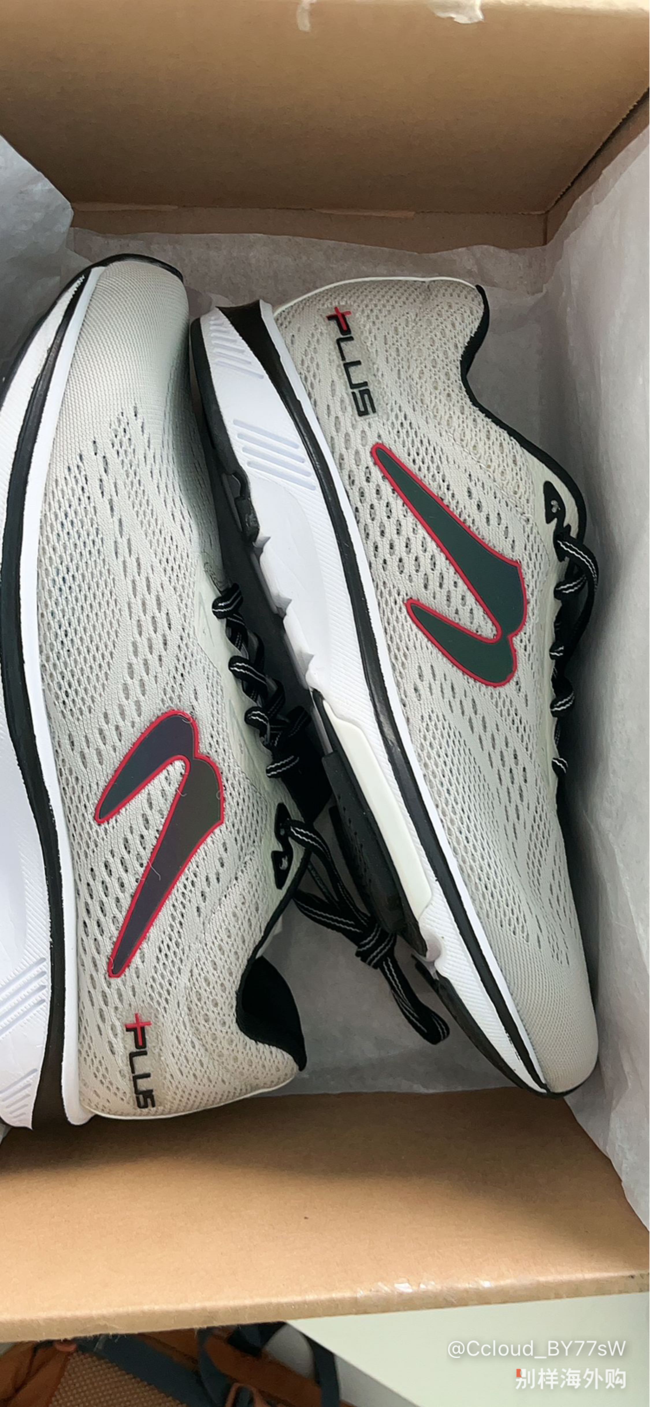 这鞋只能用来跑步，而且要有一定配速的前掌跑姿（个人体感，5分30秒以内的配速）。走路的话前掌会有很强烈的踩到硬物的不适感。正常足按常规Nike尺码买即可。