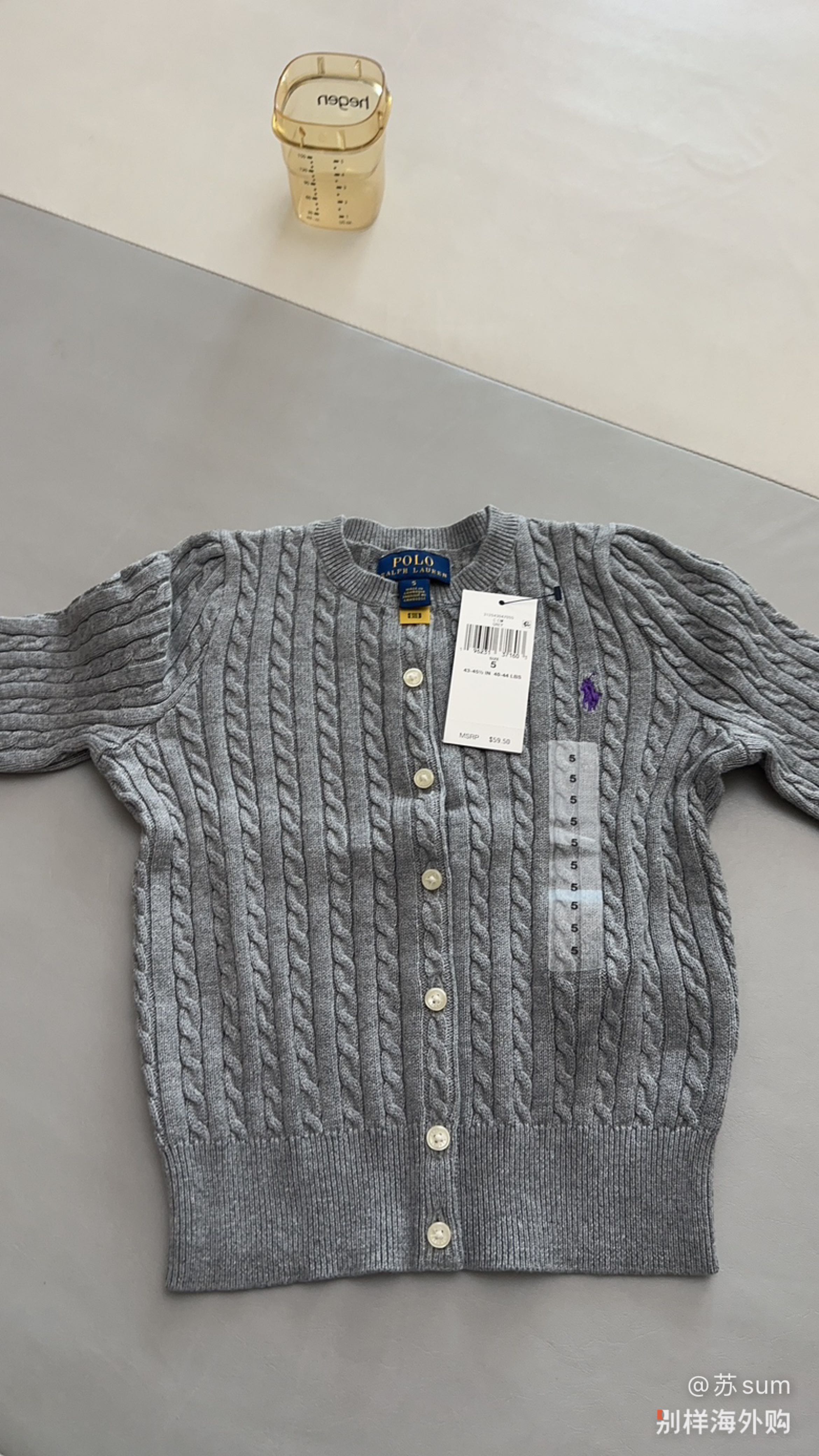 衣服尺码偏小，95cm左右，5T的差不多正好，明年也还可以再穿