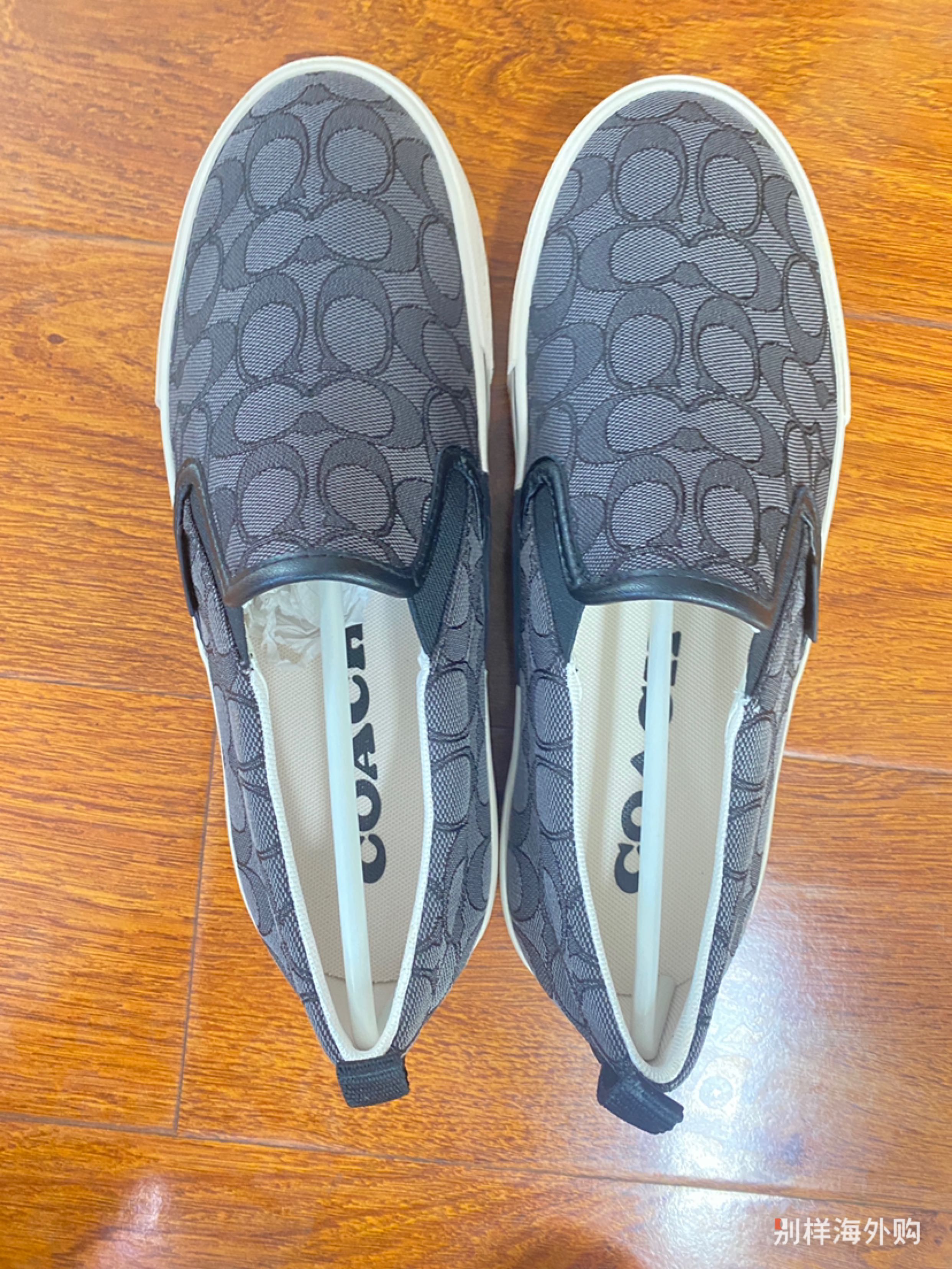 外观漂亮，穿上适服，鞋码正好。