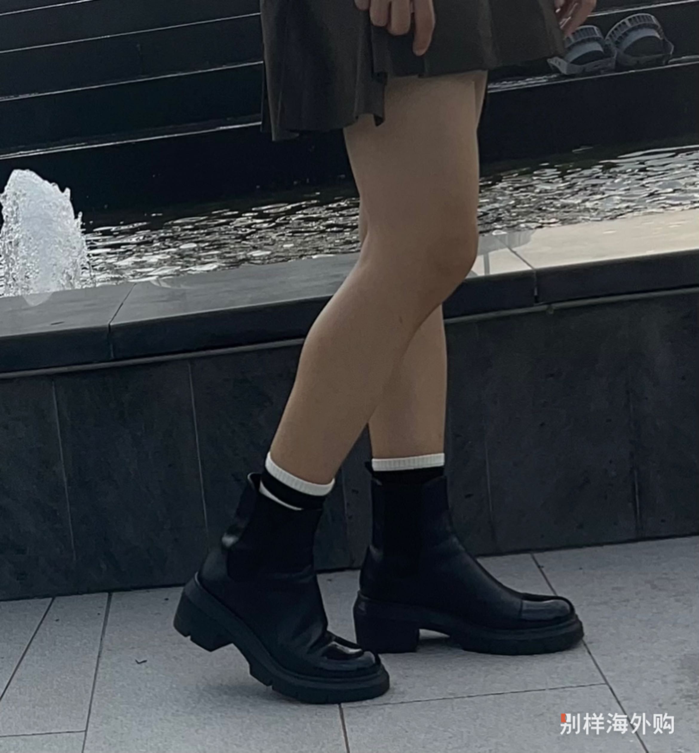 鞋型很好，上脚显瘦，舒适，并且目测至少增高五公分。不过鞋底很重，穿久了有点累脚。