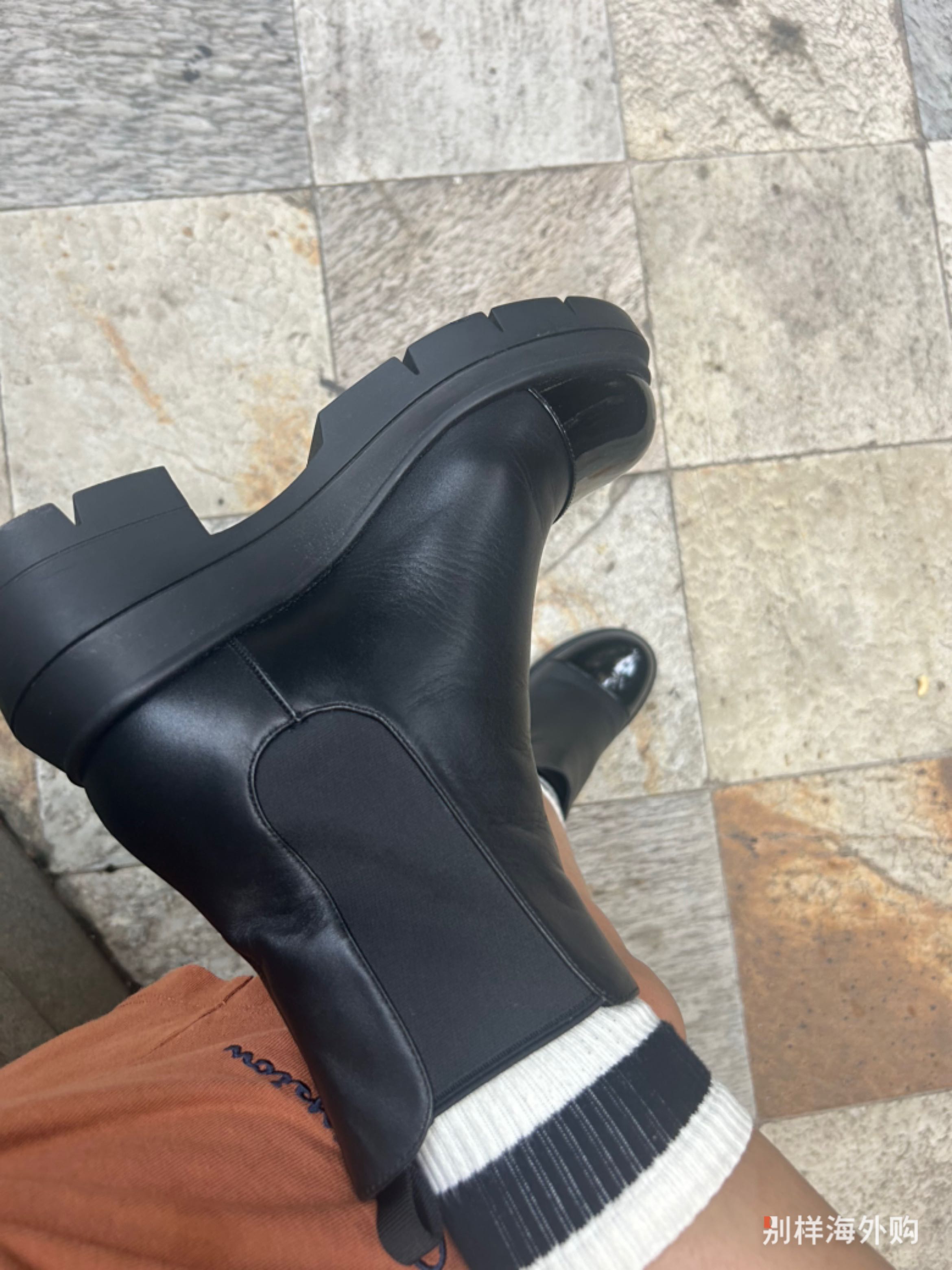 鞋型很好，上脚显瘦，舒适，并且目测至少增高五公分。不过鞋底很重，穿久了有点累脚。