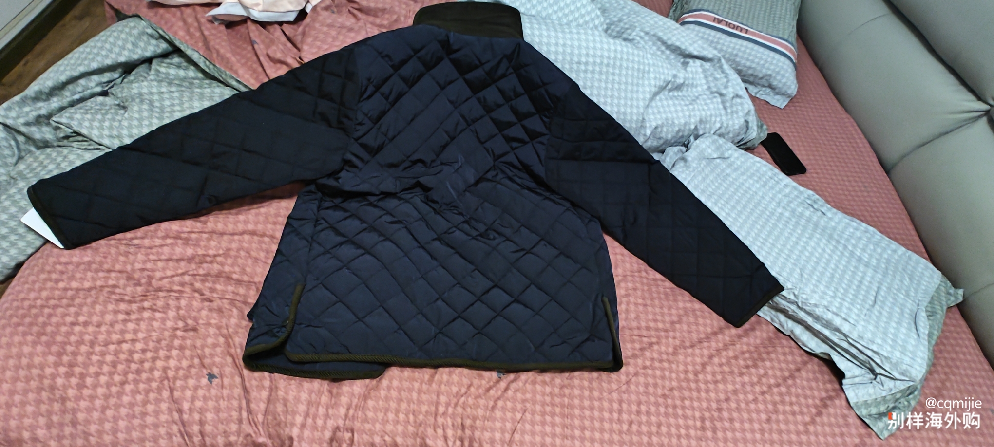 本人180厘米170斤，穿着美国的童装刚刚合适，老美的儿童确实高大。拍几张照片供大家参考。没有想象中那么经验。很薄，适合15-20度穿。面料有点硬。