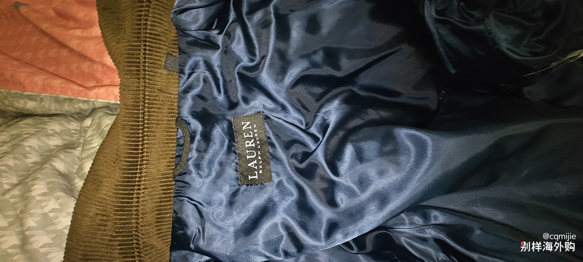 本人180厘米170斤，穿着美国的童装刚刚合适，老美的儿童确实高大。拍几张照片供大家参考。没有想象中那么经验。很薄，适合15-20度穿。面料有点硬。