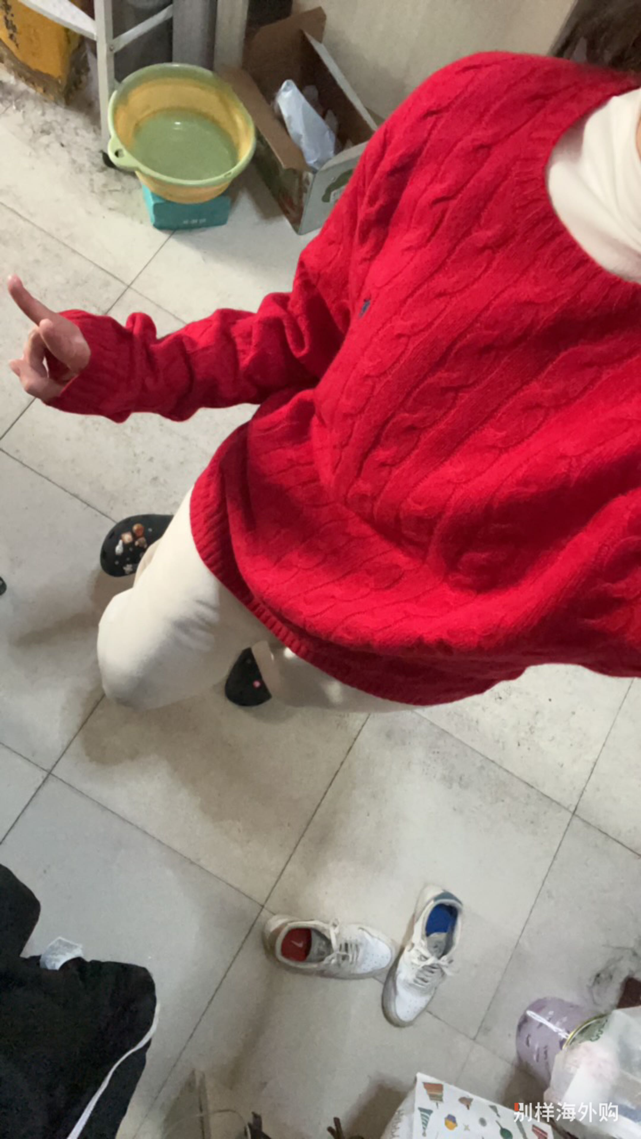 哈哈 我的新年战衣 摸起来软软的 而且真的很红