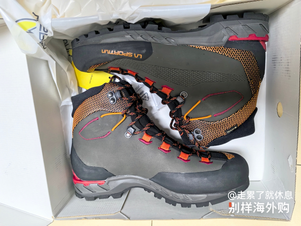 试穿走了5公里马路，炒鸡喜欢。鞋底较硬，v底一贯风格，但是沾水地砖会滑。Gtx防水不用多虑，鞋舌连体，防水位升高，但是穿鞋相对比鞋舌可以打开的麻烦一点。颜值贼高，真心喜欢，马上出去爬山回来再补点评。