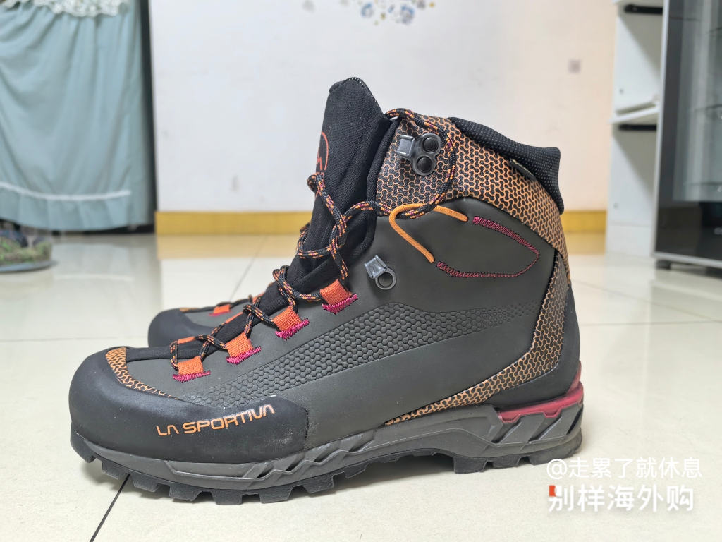 试穿走了5公里马路，炒鸡喜欢。鞋底较硬，v底一贯风格，但是沾水地砖会滑。Gtx防水不用多虑，鞋舌连体，防水位升高，但是穿鞋相对比鞋舌可以打开的麻烦一点。颜值贼高，真心喜欢，马上出去爬山回来再补点评。