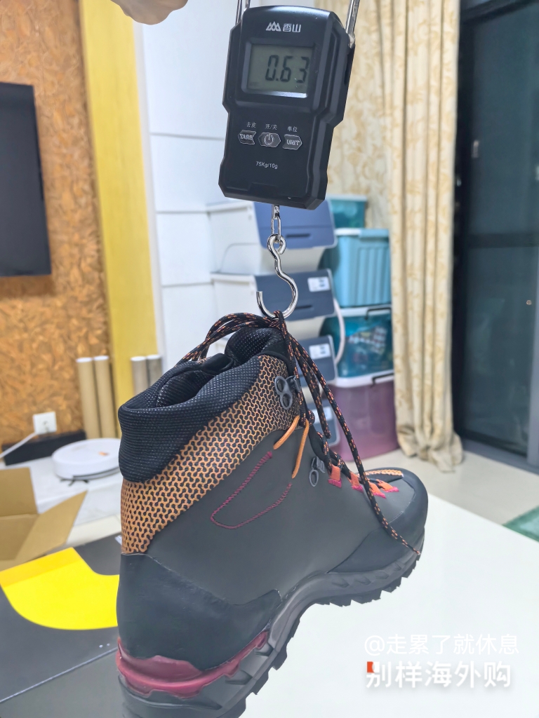 试穿走了5公里马路，炒鸡喜欢。鞋底较硬，v底一贯风格，但是沾水地砖会滑。Gtx防水不用多虑，鞋舌连体，防水位升高，但是穿鞋相对比鞋舌可以打开的麻烦一点。颜值贼高，真心喜欢，马上出去爬山回来再补点评。
