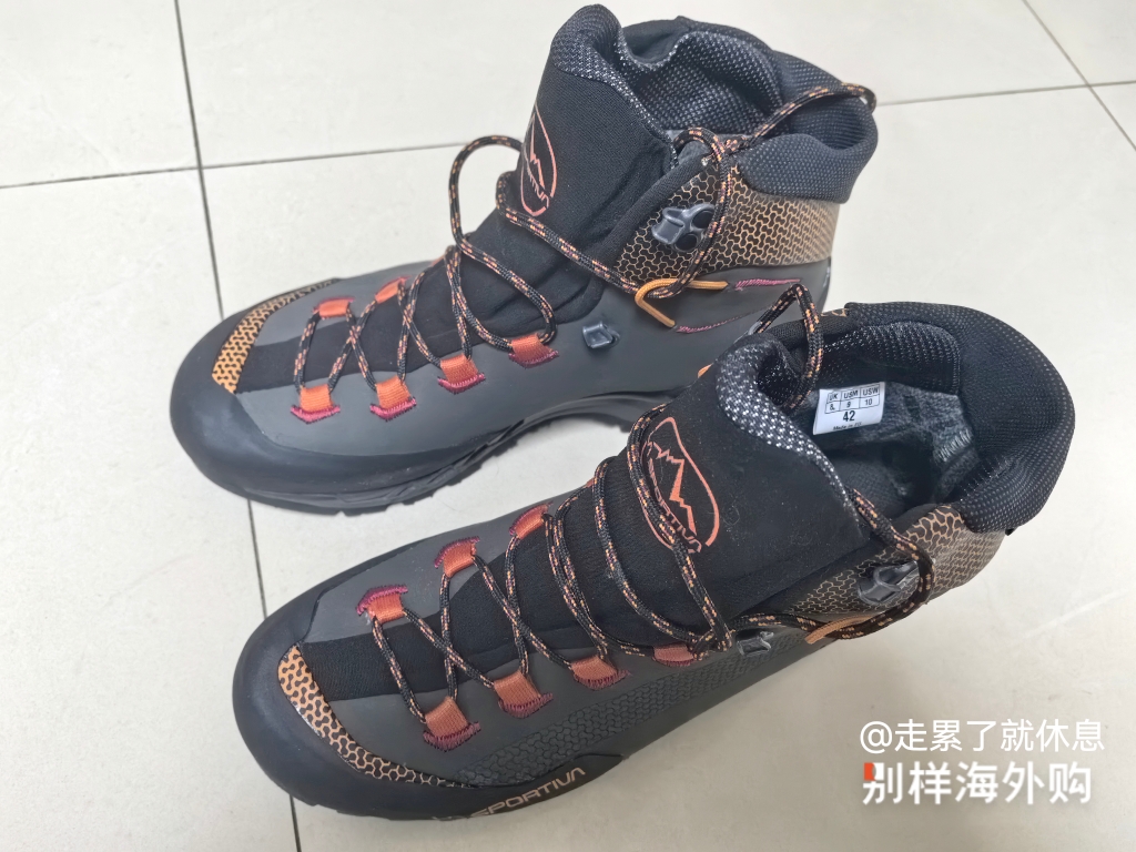 试穿走了5公里马路，炒鸡喜欢。鞋底较硬，v底一贯风格，但是沾水地砖会滑。Gtx防水不用多虑，鞋舌连体，防水位升高，但是穿鞋相对比鞋舌可以打开的麻烦一点。颜值贼高，真心喜欢，马上出去爬山回来再补点评。