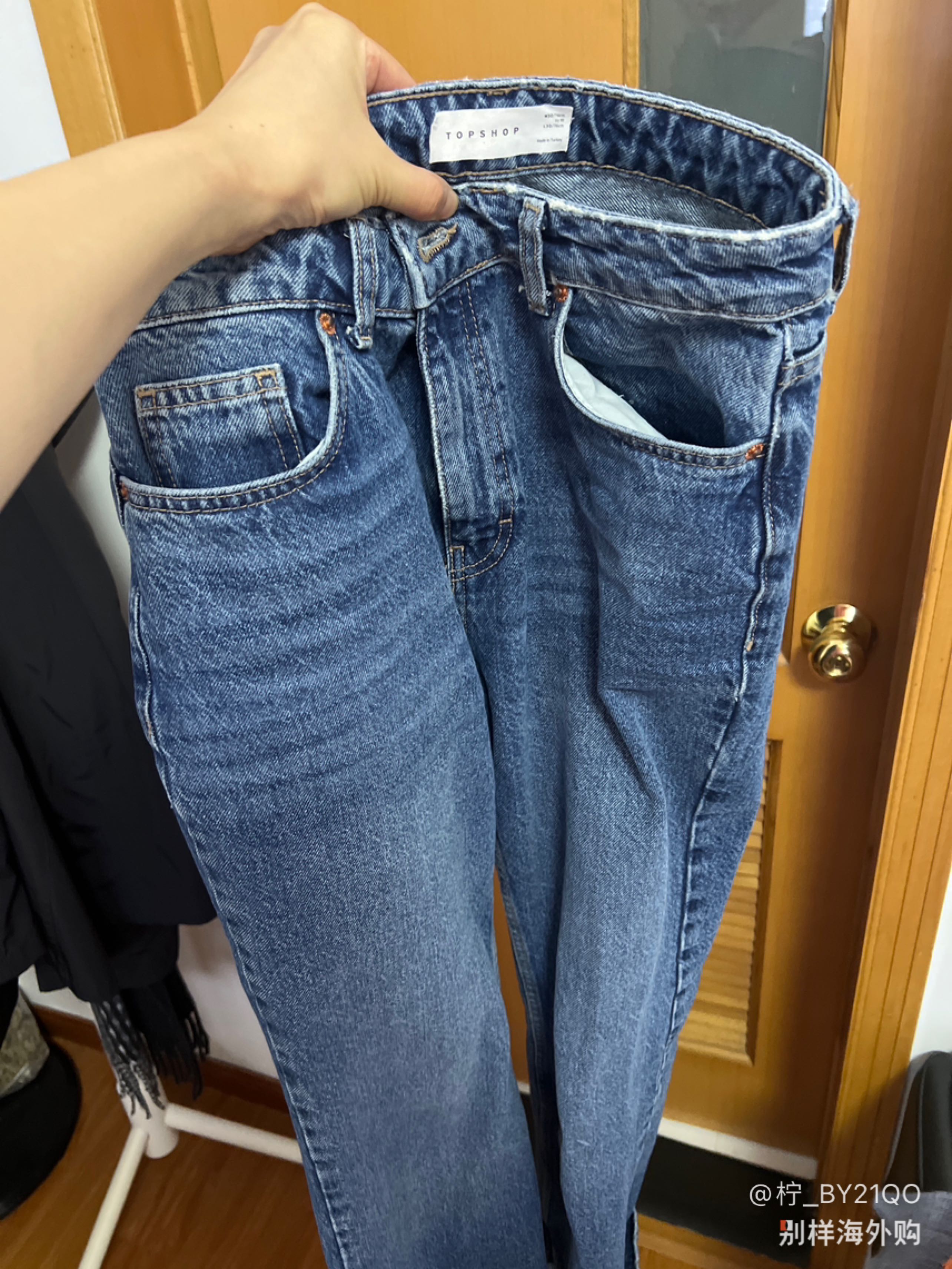 裤子版型很好 立体感很强  洋气显年轻 后面又加购了这个品牌的一条紧身裤 。并且活动期间买的很划算、购买之前还是需要关于尺寸什么的咨询一下客服都会耐心给出建议。