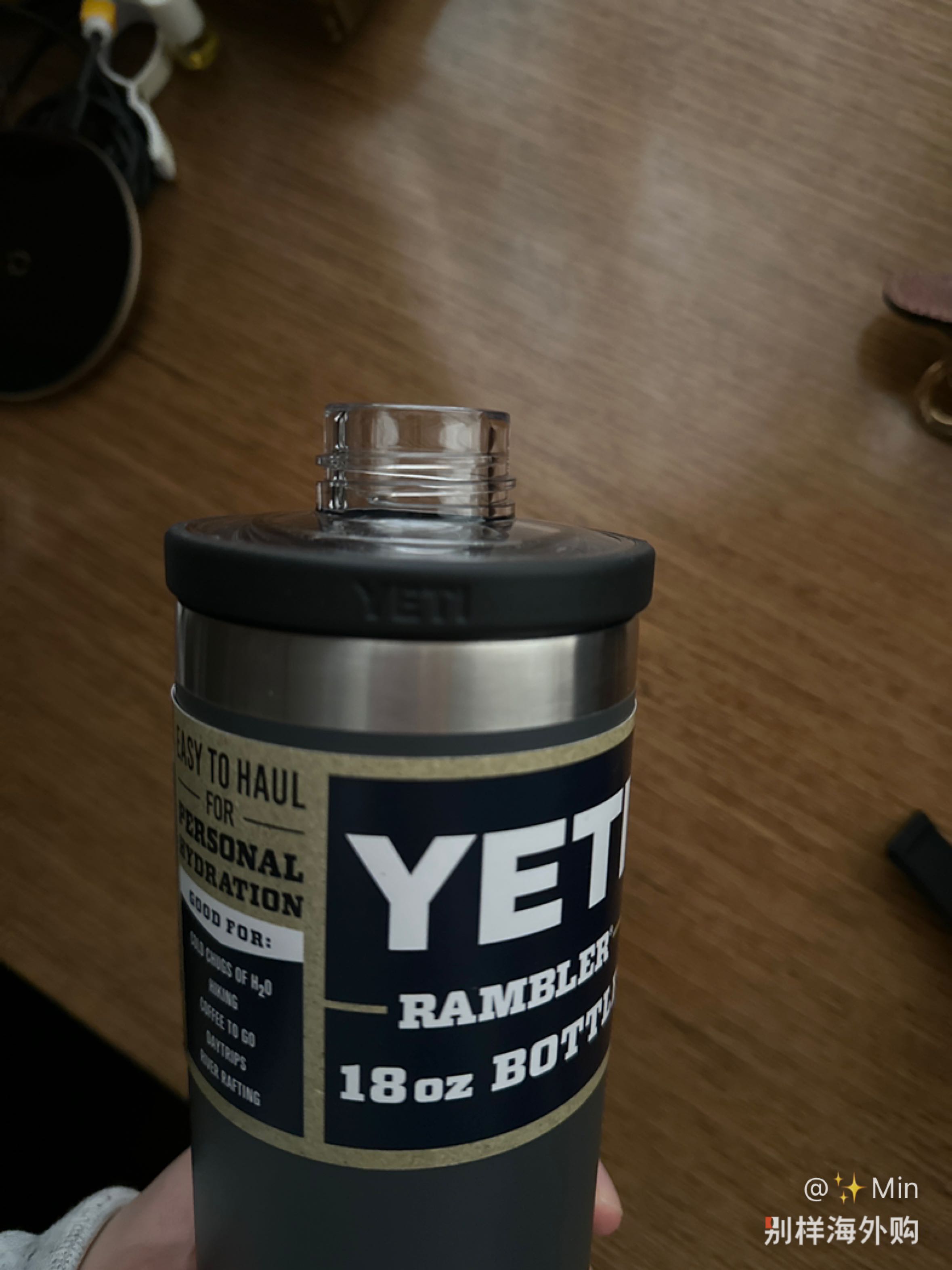 非常结实 质感很棒 物超所值 给大家看一下饮水口 设计还是非常合理的 一体成型 清洗也方便 