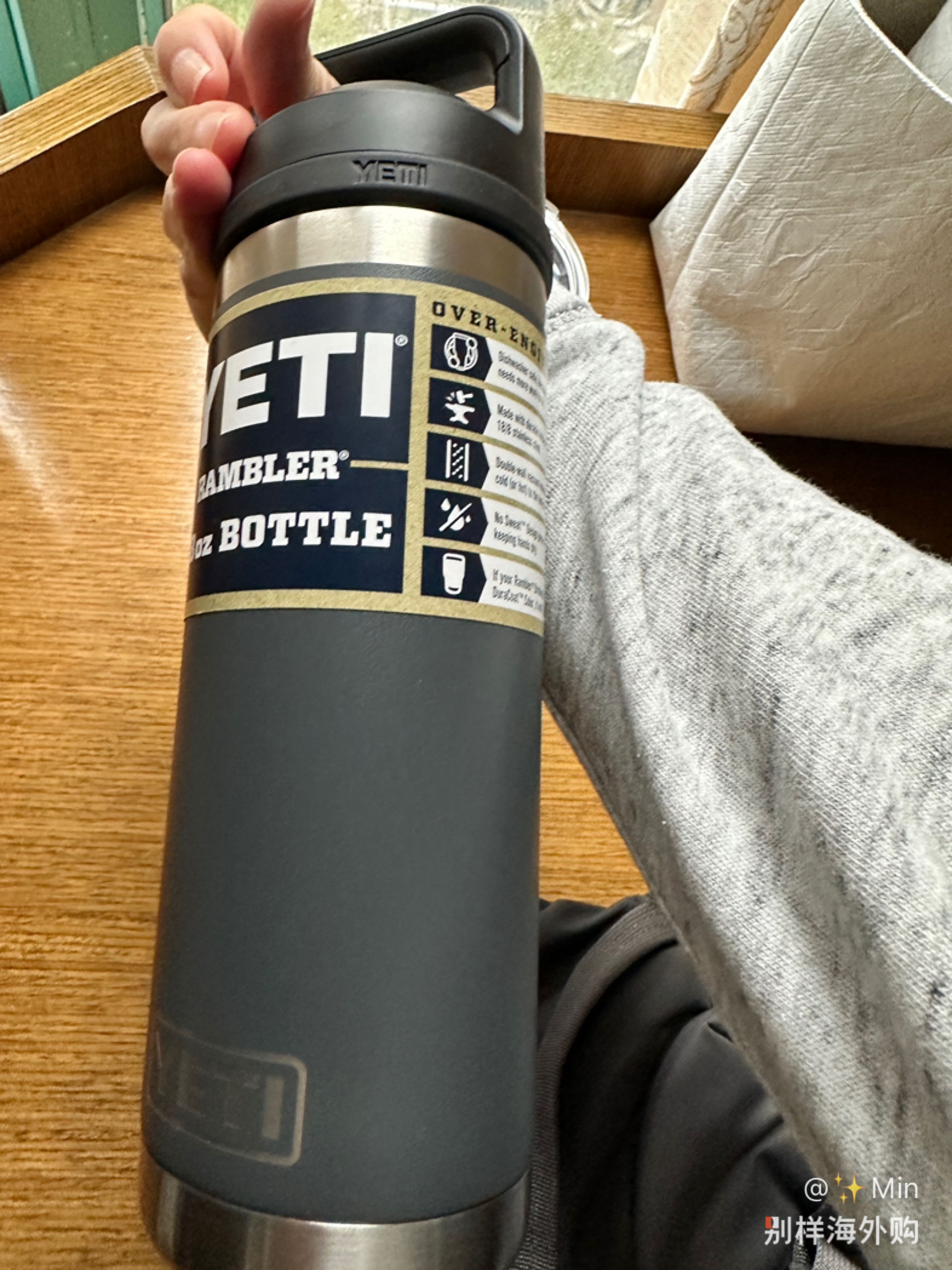 非常结实 质感很棒 物超所值 给大家看一下饮水口 设计还是非常合理的 一体成型 清洗也方便 