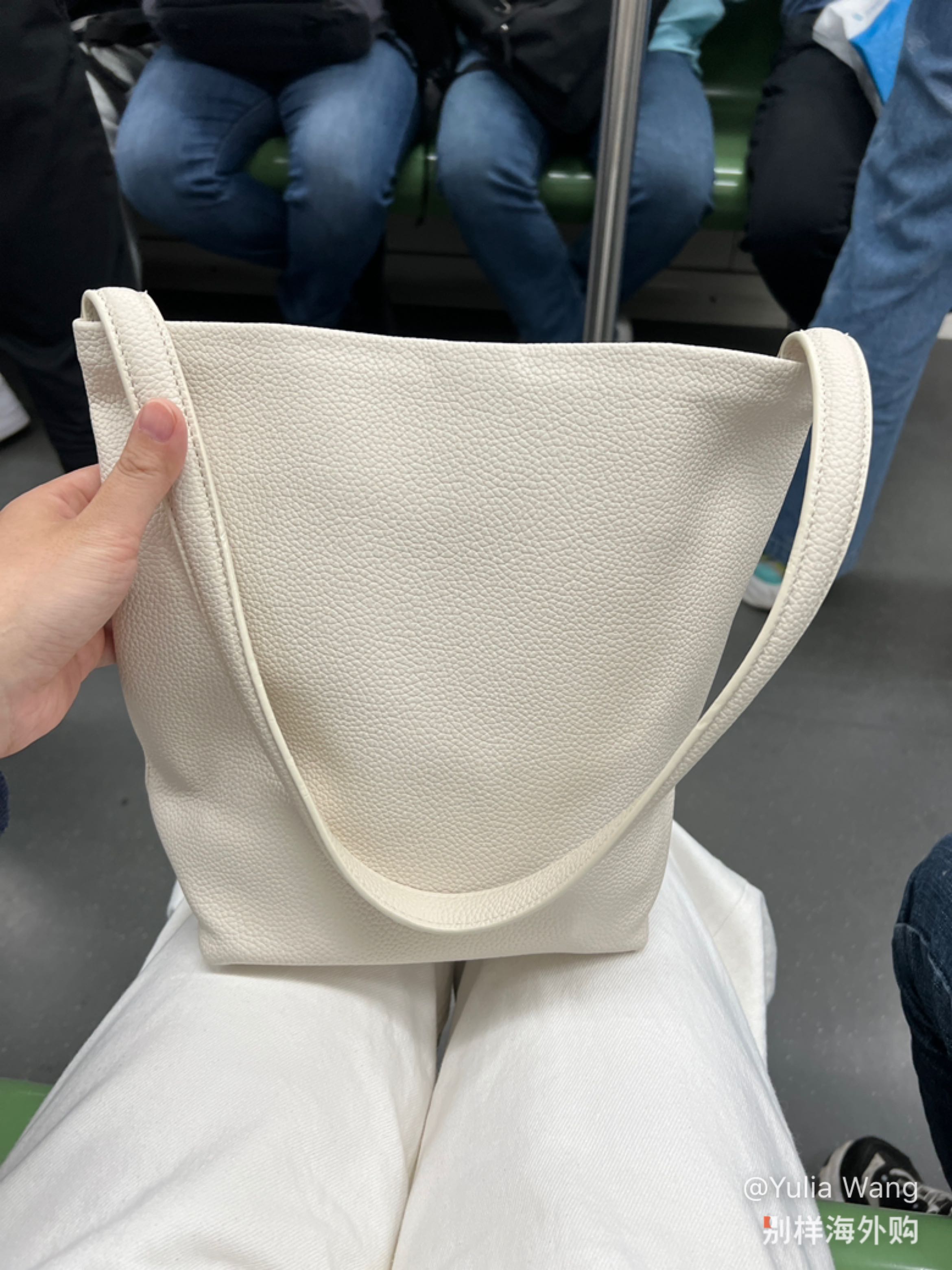 品质不错 软牛皮 中号日常足够 能装下笔记本电脑