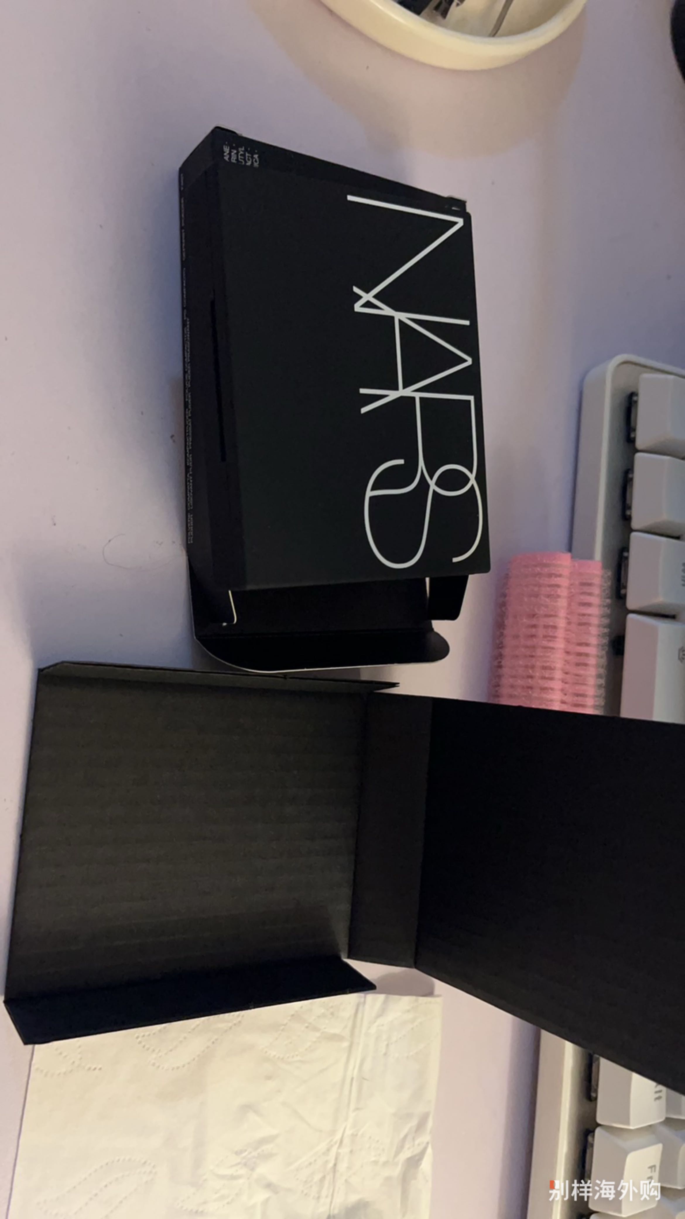 是正品，自己照着🍠上对 很怕买到jh 因为我的上一块限定白色nars大粉饼碎了，没让我失望 除了发货慢些 其他都不错 满意👍